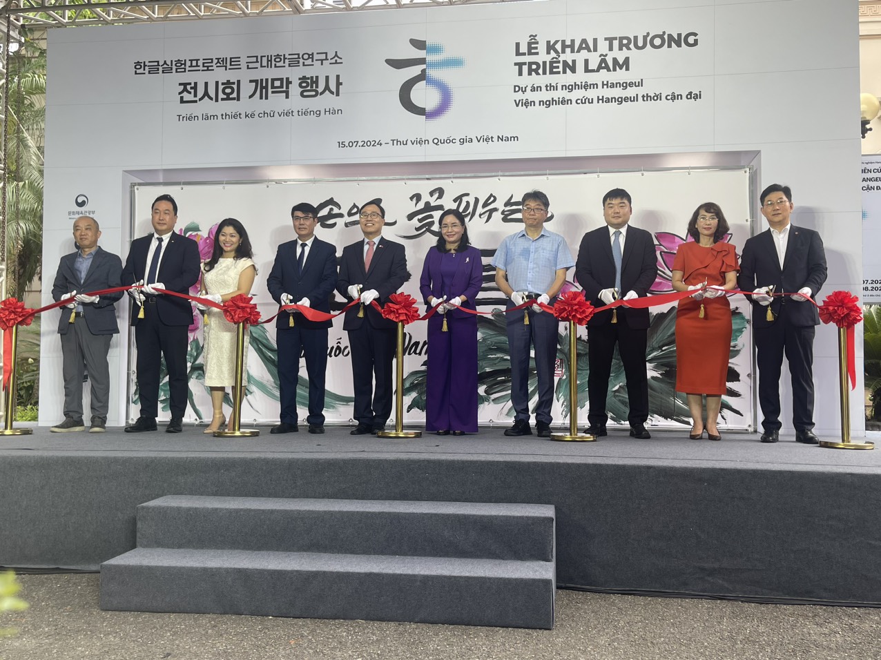 Korea menganjurkan satu siri acara yang pelbagai untuk menyampaikan nilai budaya di Hanoi - Foto 4. Hàn Quốc tổ chức chuỗi sự kiện đa dạng nhằm truyền tải giá trị văn hóa tại Hà Nội - Ảnh 4.