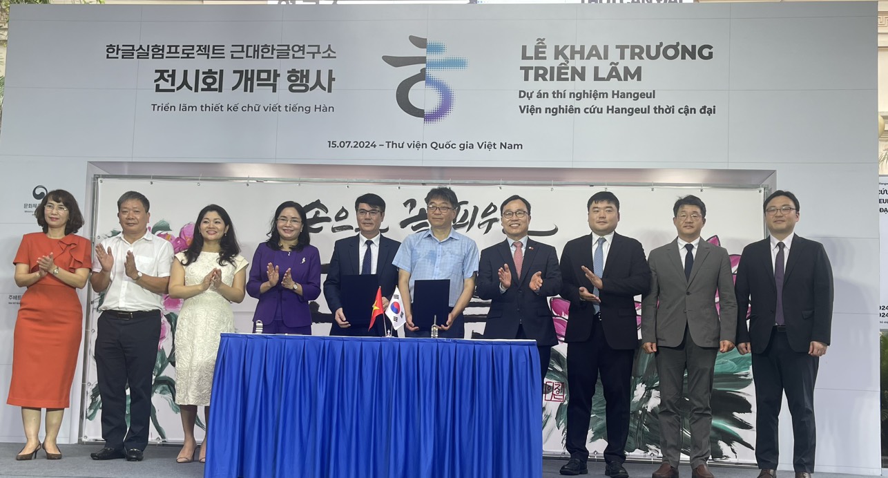 Korea menganjurkan satu siri acara yang pelbagai untuk menyampaikan nilai budaya di Hanoi - Foto 3. Hàn Quốc tổ chức chuỗi sự kiện đa dạng nhằm truyền tải giá trị văn hóa tại Hà Nội - Ảnh 3.