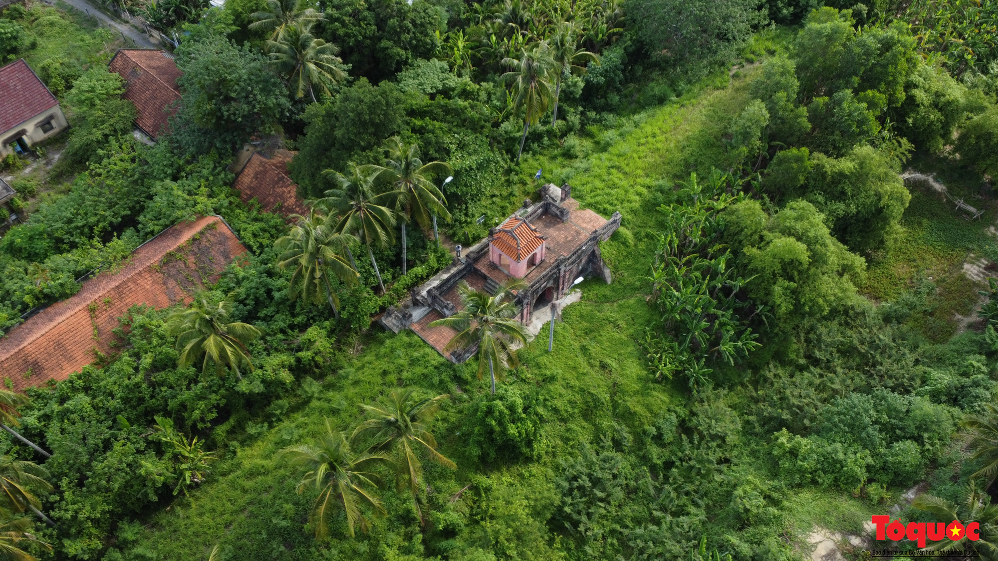 Při restaurování a zkrášlování památky citadely Dien Khanh bylo co nejvíce zachováno původní prvky - Foto 2. Giữ tối đa yếu tố gốc khi tu bổ, tôn tạo di tích Thành cổ Diên Khánh - Ảnh 2.