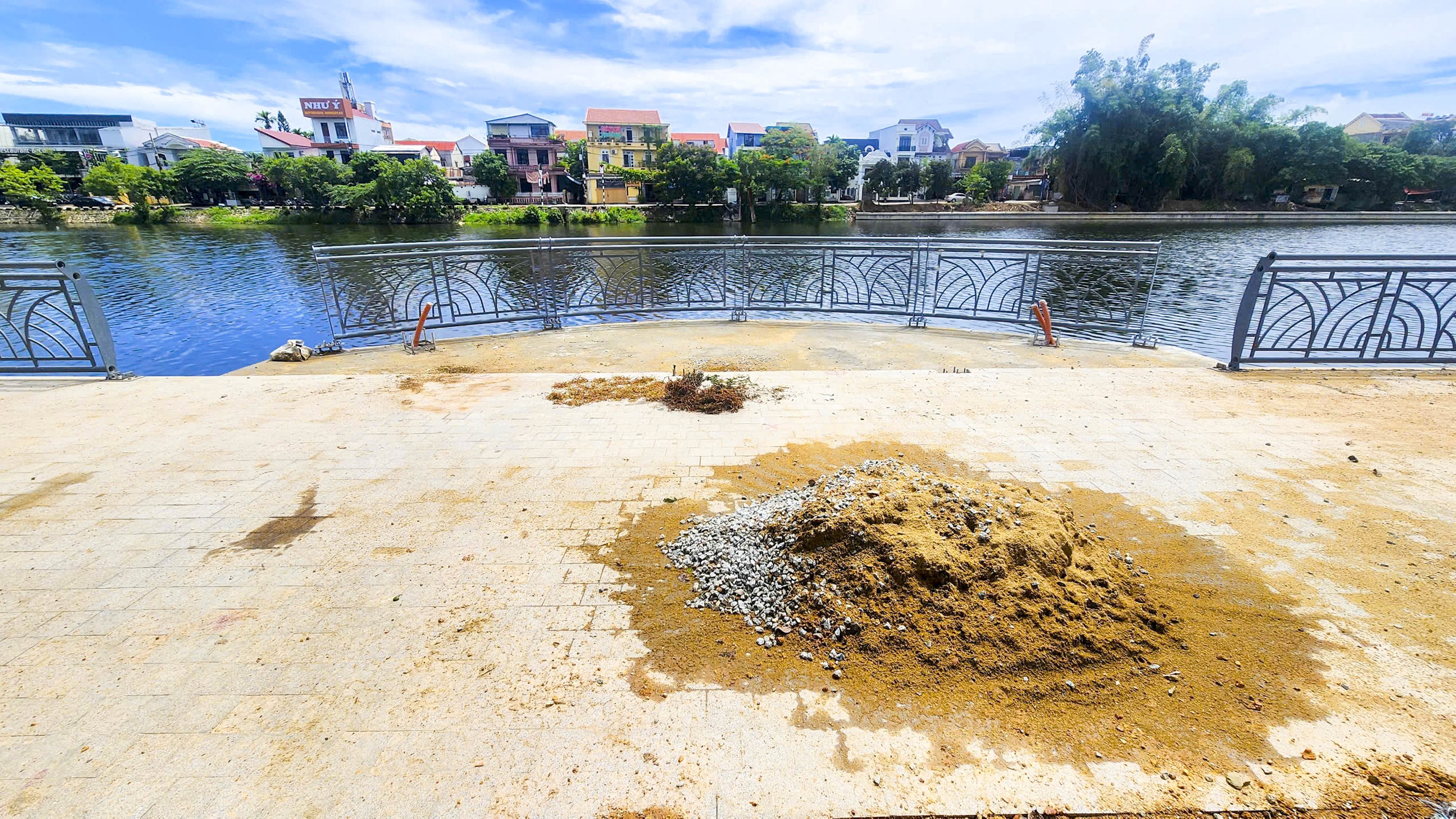 Hiện trạng dự án đường đi bộ hàng trăm tỷ ở Huế sau hơn một năm thi công - Ảnh 4.