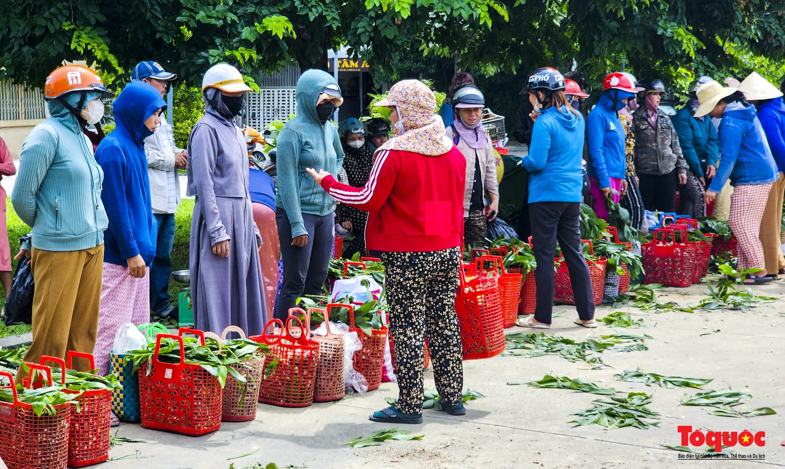 Tấp nập chợ bán &quot;lộc trời&quot; bên cạnh đàn Nam Giao - Ảnh 5.