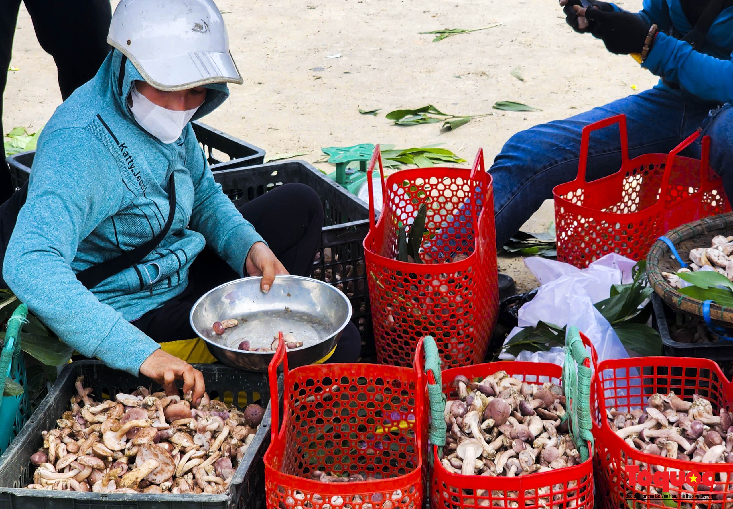 Tấp nập chợ bán &quot;lộc trời&quot; bên cạnh đàn Nam Giao - Ảnh 4.