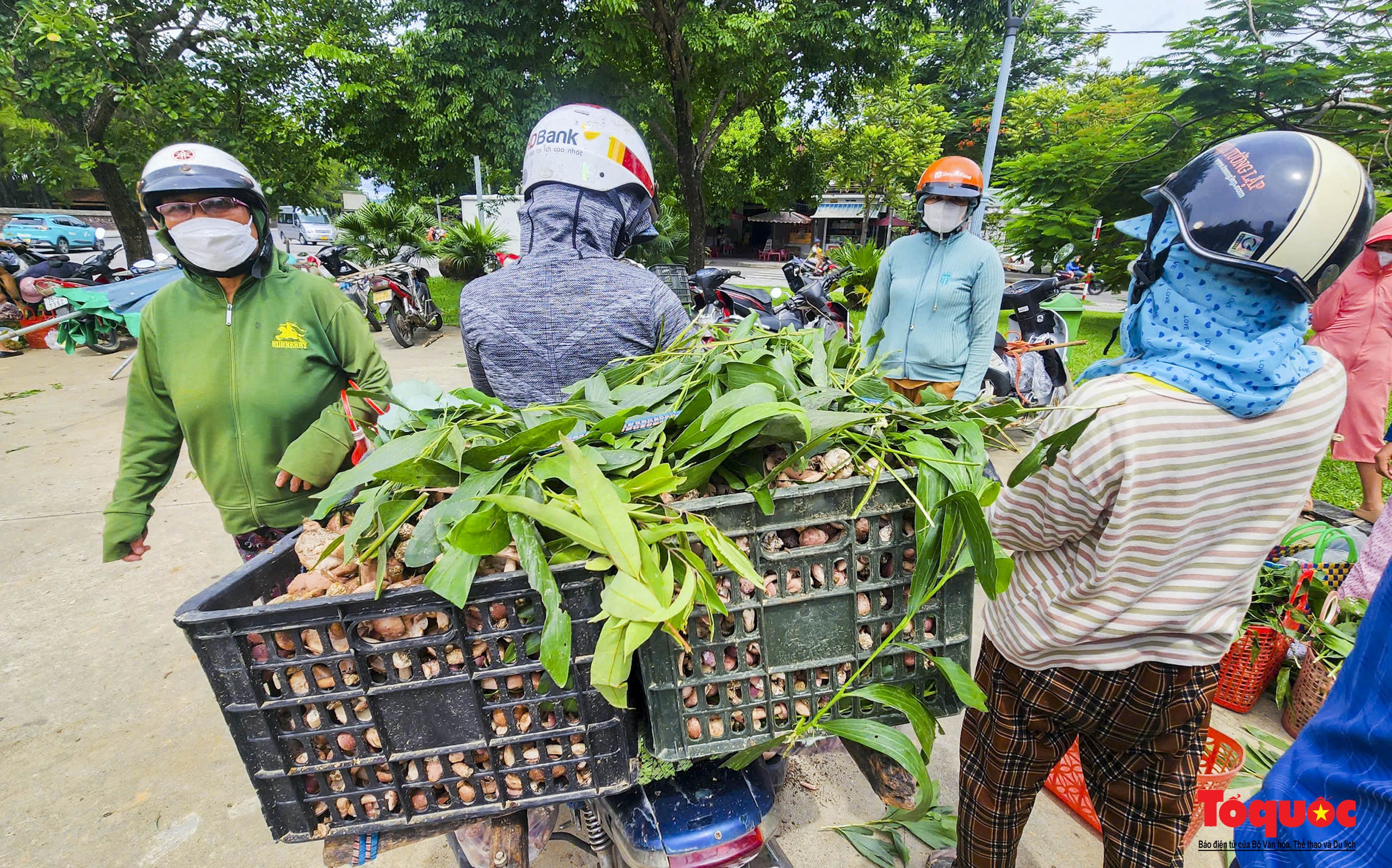 Tấp nập chợ bán &quot;lộc trời&quot; bên cạnh đàn Nam Giao - Ảnh 10.