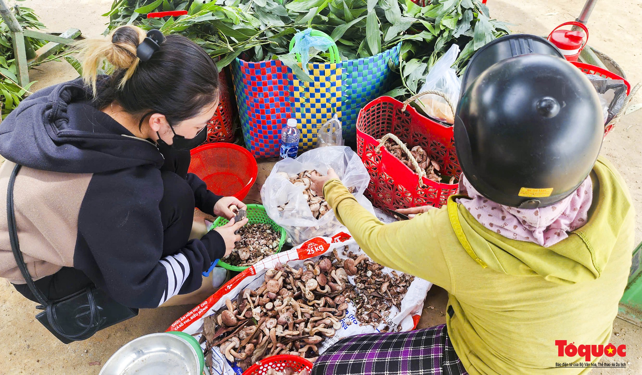 Tấp nập chợ bán &quot;lộc trời&quot; bên cạnh đàn Nam Giao - Ảnh 11.