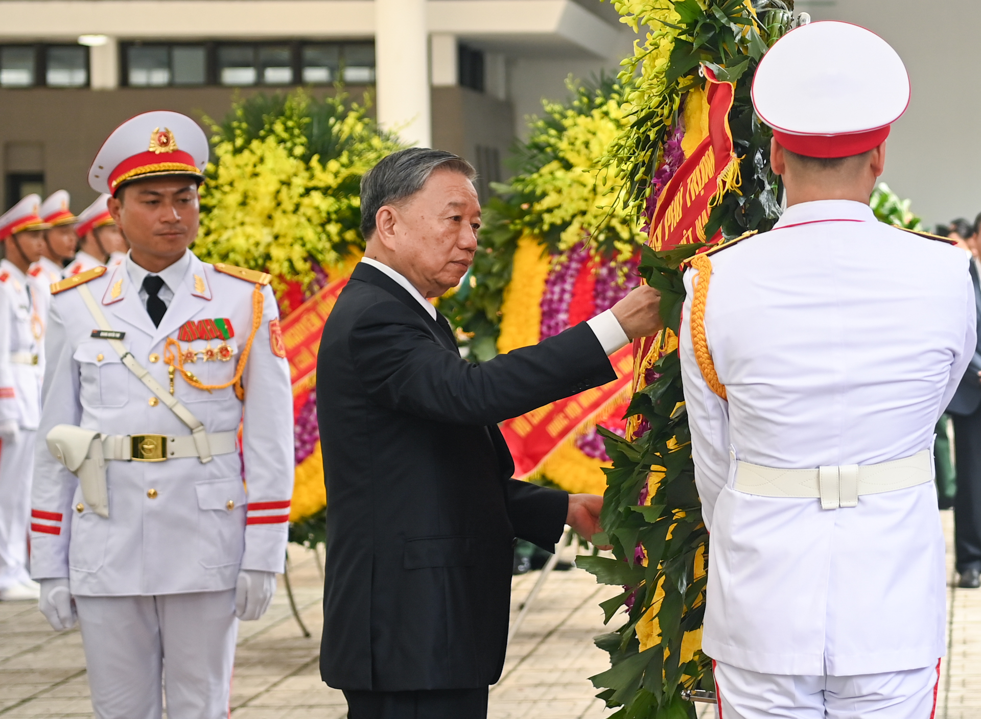 Lãnh đạo Đảng, Nhà nước viếng Tổng Bí thư Nguyễn Phú Trọng - Ảnh 7.