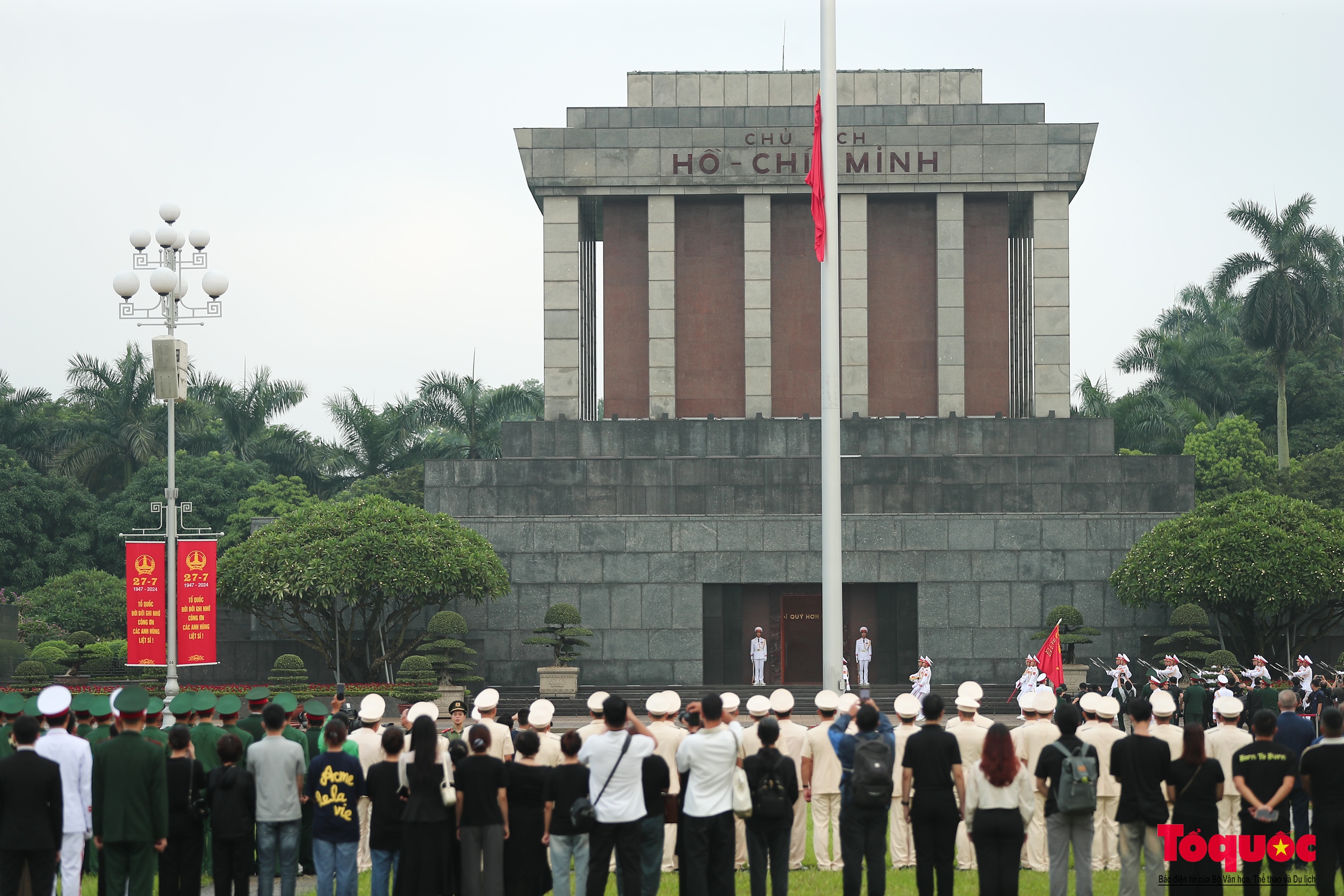 Trang nghiêm lễ thượng cờ rủ Quốc tang Tổng bí thư Nguyễn Phú Trọng - Ảnh 14.