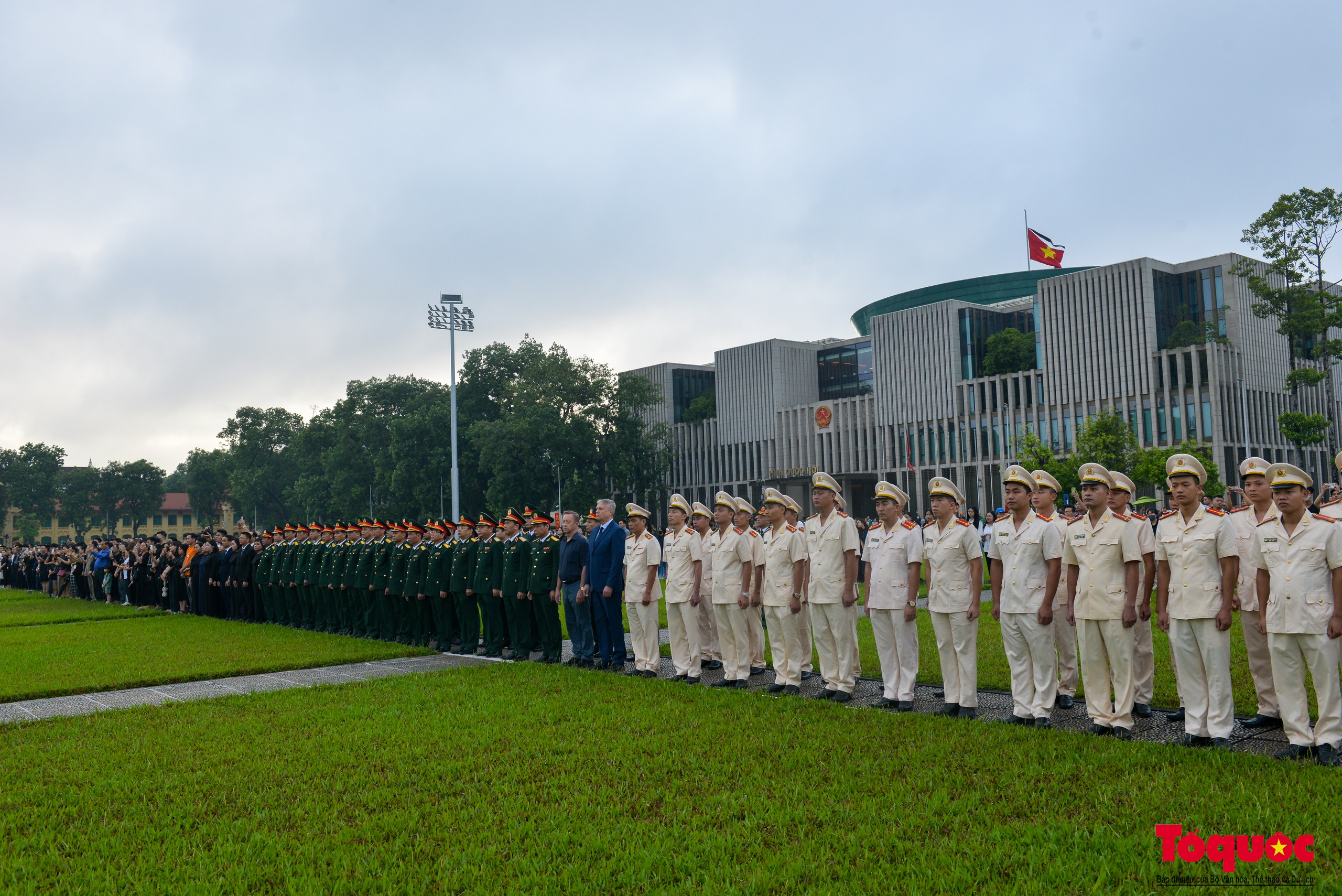 Trang nghiêm lễ thượng cờ rủ Quốc tang Tổng bí thư Nguyễn Phú Trọng - Ảnh 1.