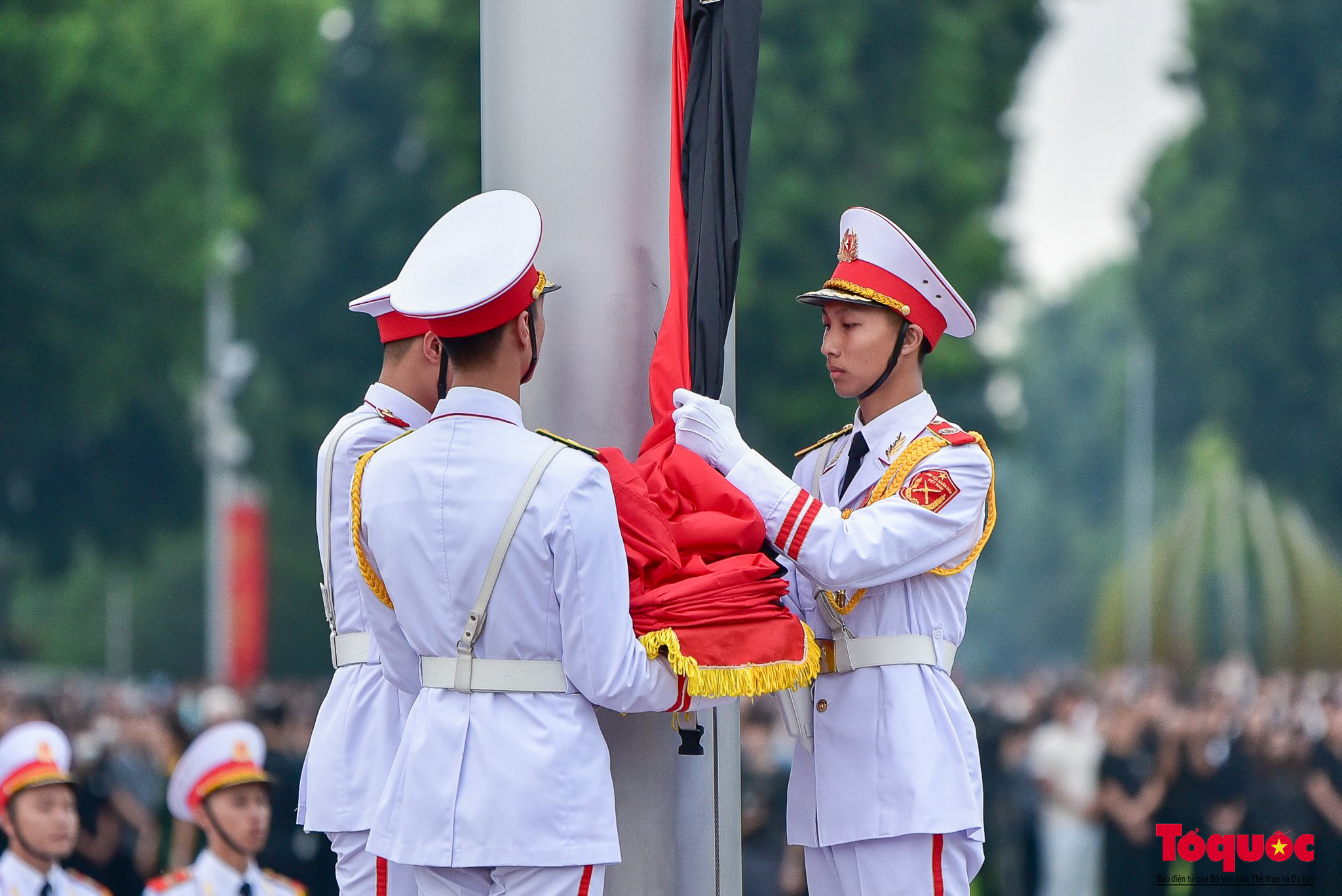 Trang nghiêm lễ thượng cờ rủ Quốc tang Tổng bí thư Nguyễn Phú Trọng - Ảnh 6.