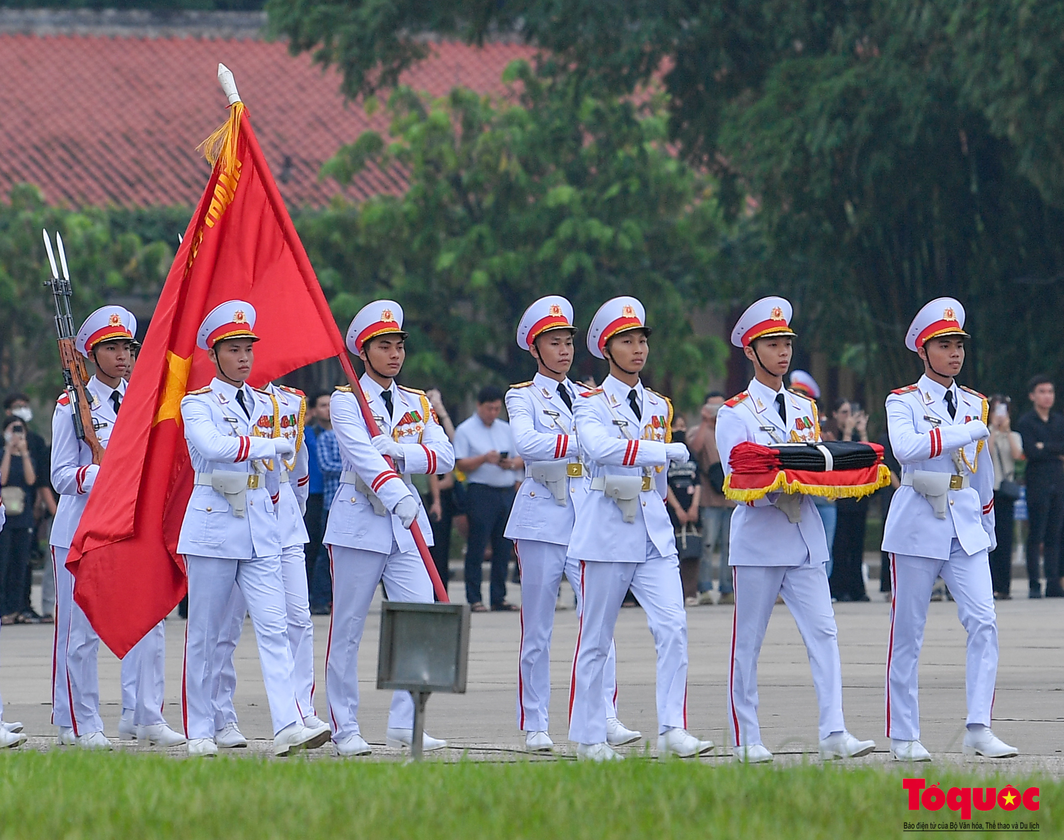 Trang nghiêm lễ thượng cờ rủ Quốc tang Tổng bí thư Nguyễn Phú Trọng - Ảnh 4.