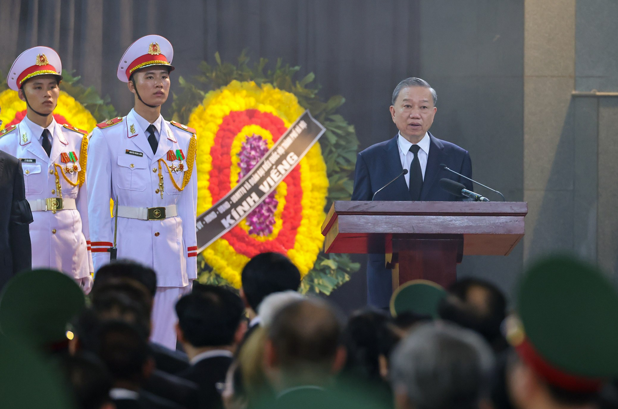 Người dân đứng dọc đường phố tiễn đưa Tổng Bí thư Nguyễn Phú Trọng - Ảnh 3.