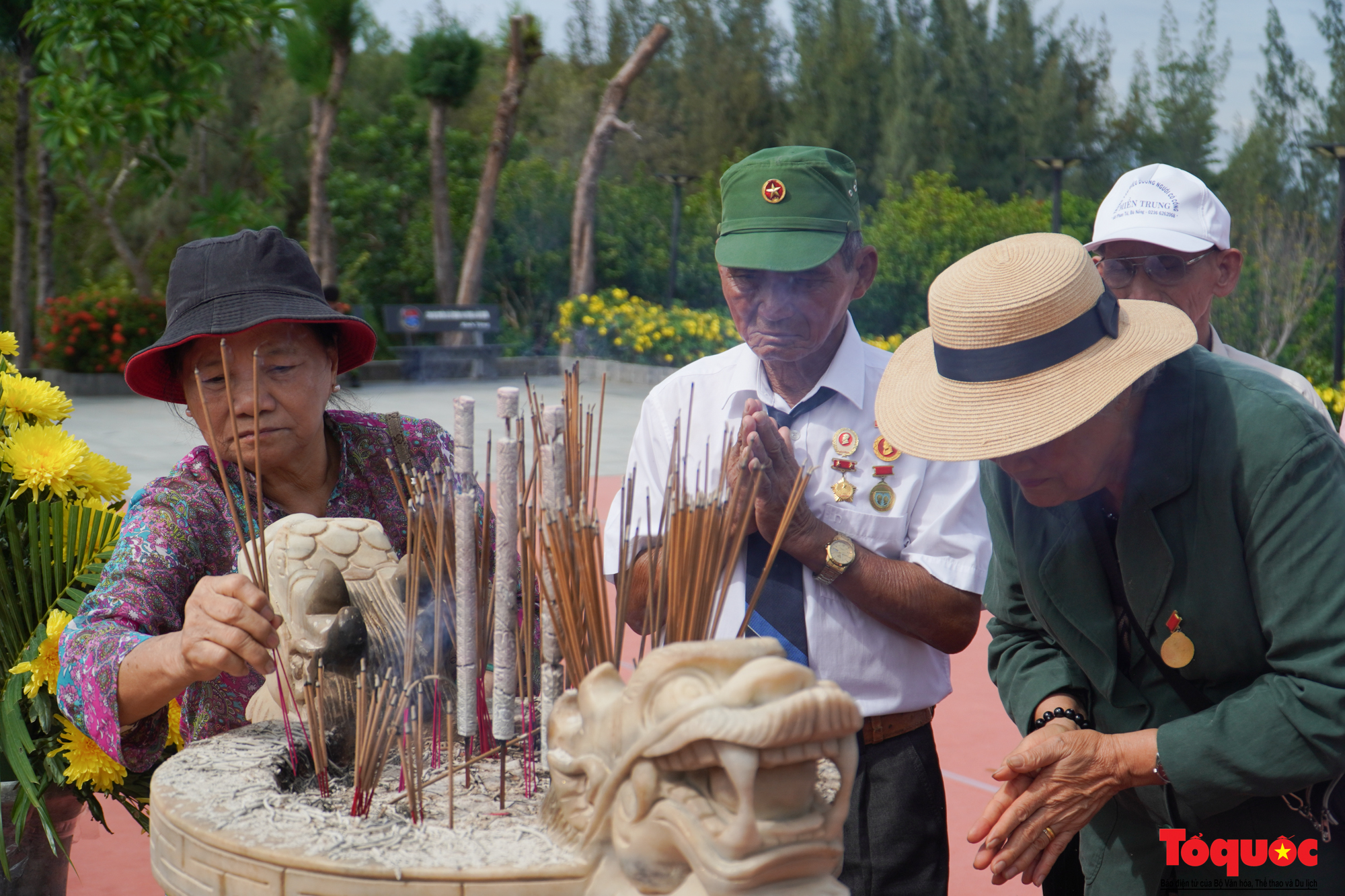 Dòng người thắp hương tưởng nhớ 64 chiến sĩ Gạc Ma - Ảnh 2.