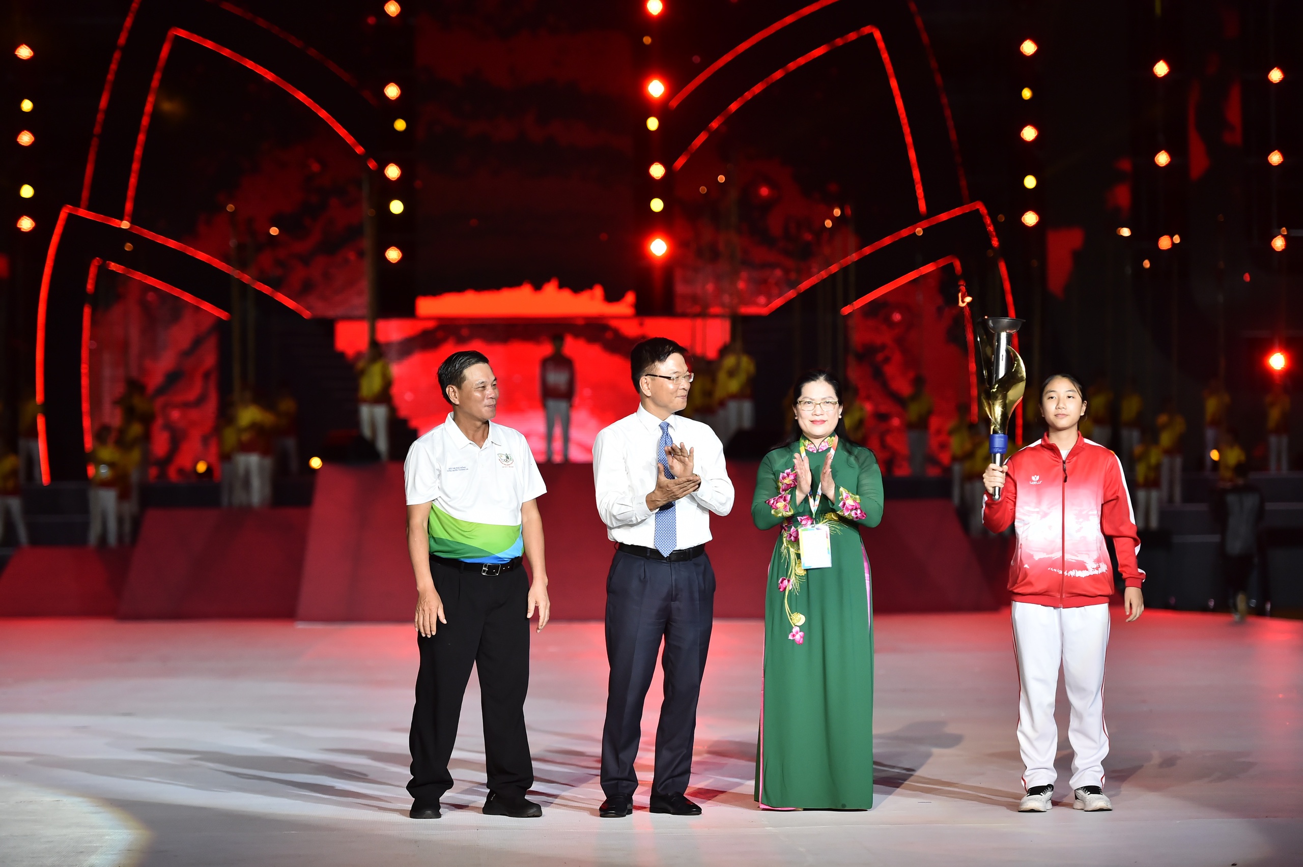 2024 yılında 10. Ulusal Phu Dong Spor Festivali'nin resmi açılışı - Fotoğraf 1. Chính thức khai mạc Hội khoẻ Phù Đổng toàn quốc lần thứ X năm 2024 - Ảnh 1.