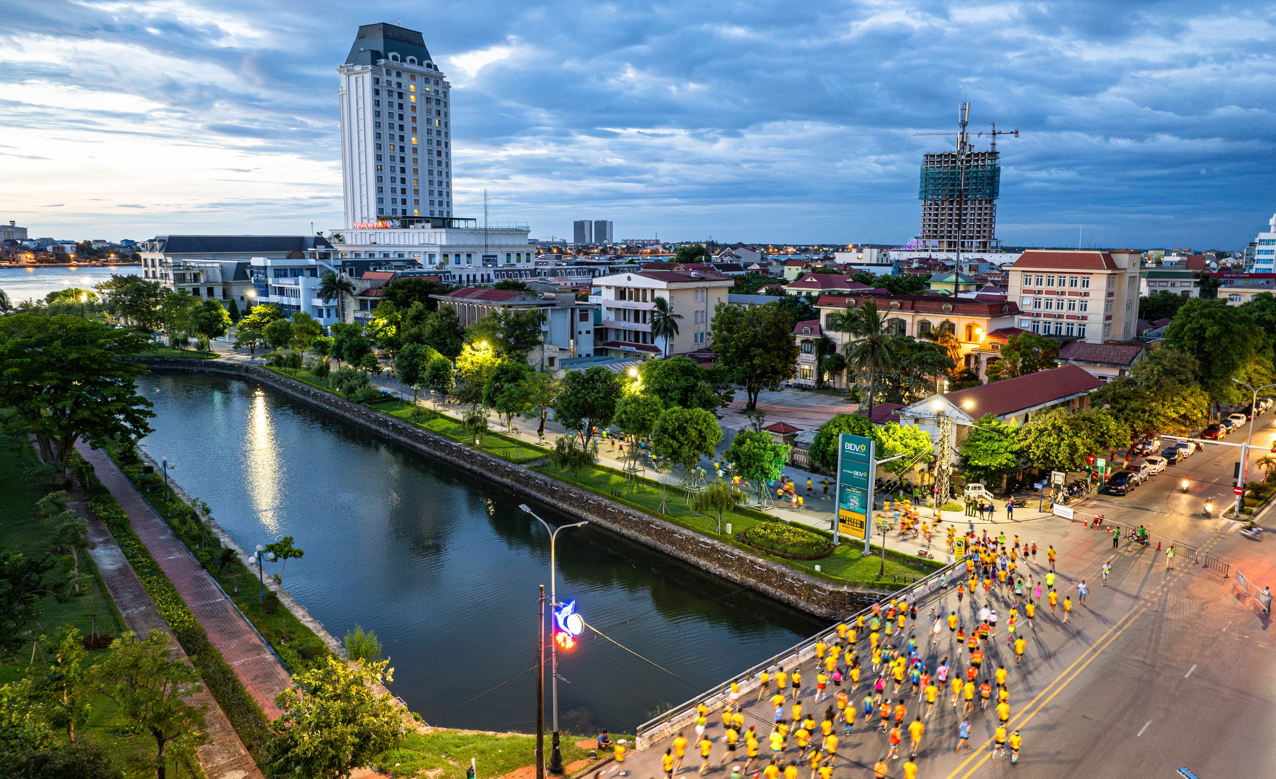 Ấn tượng giải chạy marathon  “Quang Binh International Marathon 2024” - Ảnh 3.