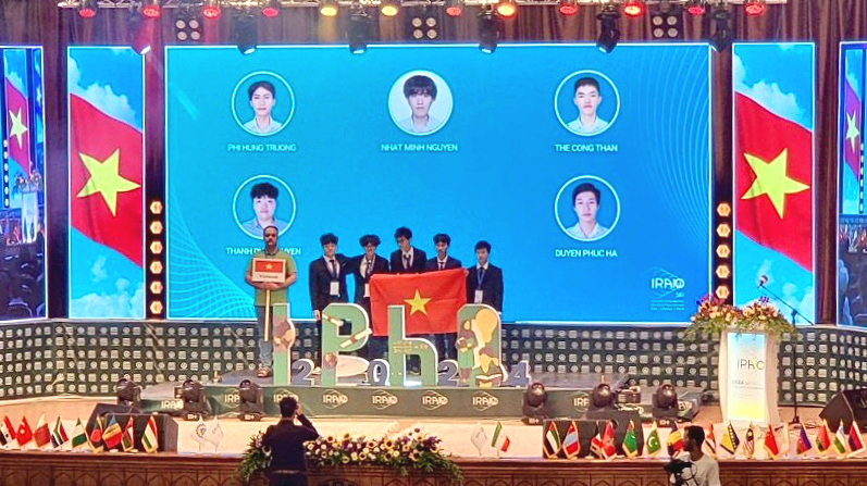 فيتنام تحصد 5 ميداليات في أولمبياد الفيزياء الدولي 2024 - الصورة 1. Việt Nam đoạt 5 Huy chương Olympic Vật lý quốc tế năm 2024 - Ảnh 1.