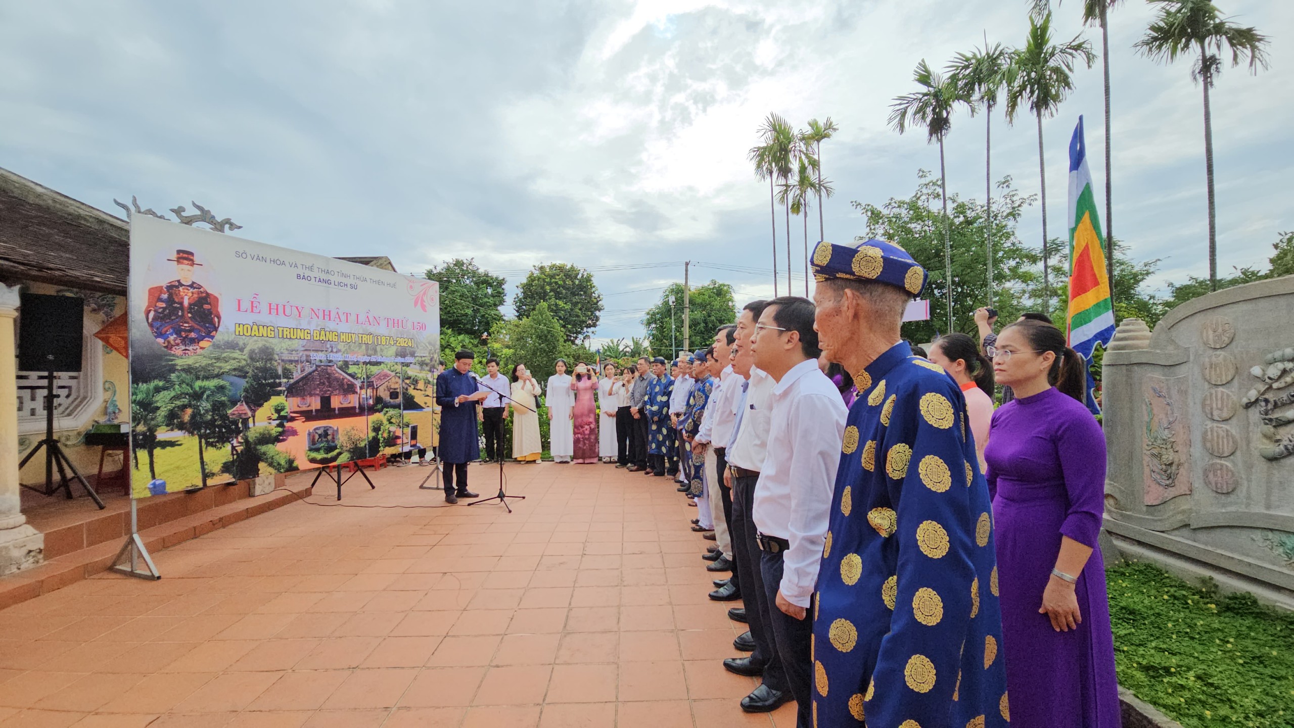 Offering incense to commemorate the 150th death anniversary of the famous Dang Huy Tru - Photo 1. Dâng hương tưởng niệm 150 năm ngày mất của danh nhân Đặng Huy Trứ - Ảnh 1.
