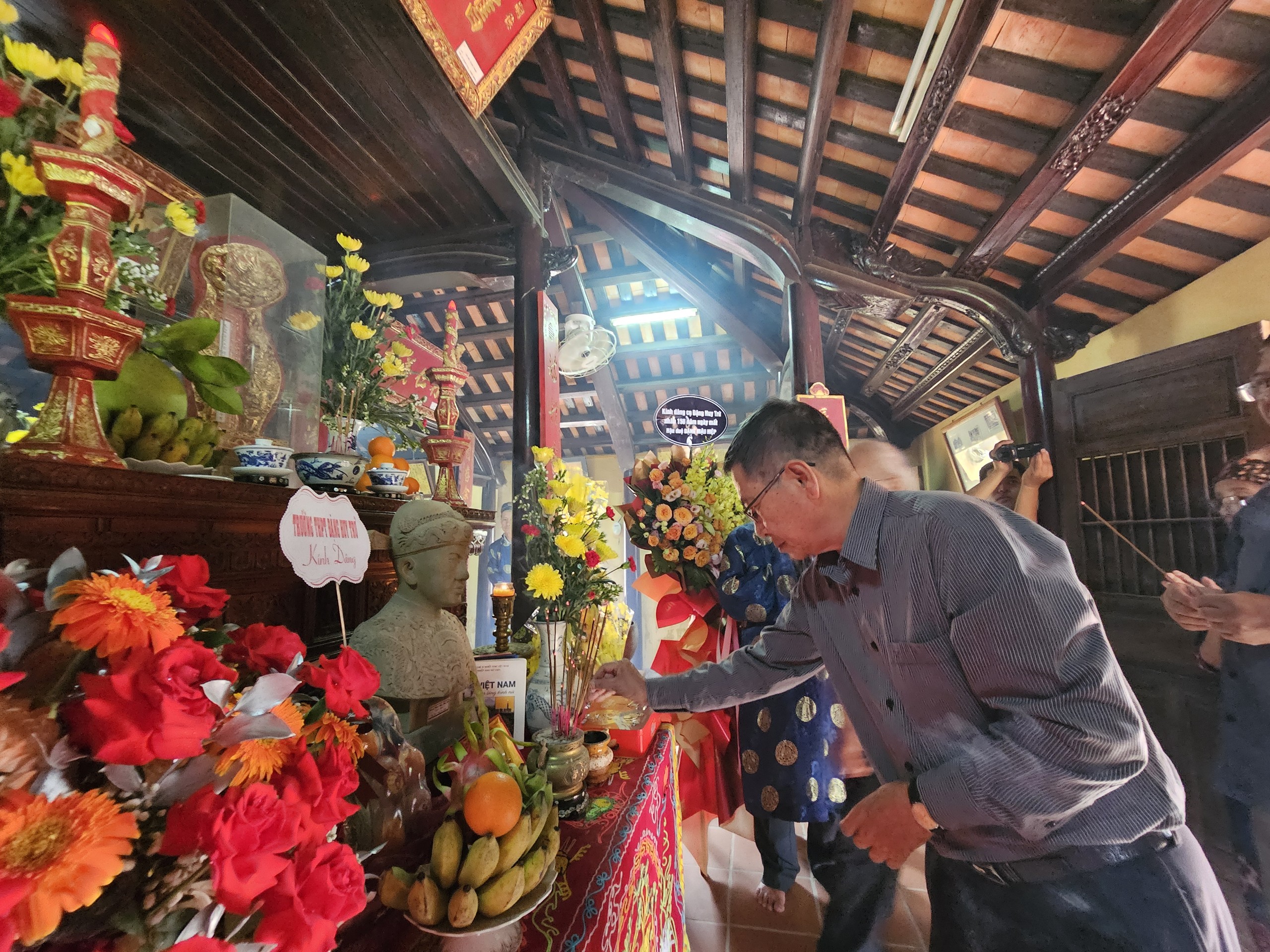 Offering incense to commemorate the 150th death anniversary of the famous Dang Huy Tru - Photo 2. Dâng hương tưởng niệm 150 năm ngày mất của danh nhân Đặng Huy Trứ - Ảnh 2.