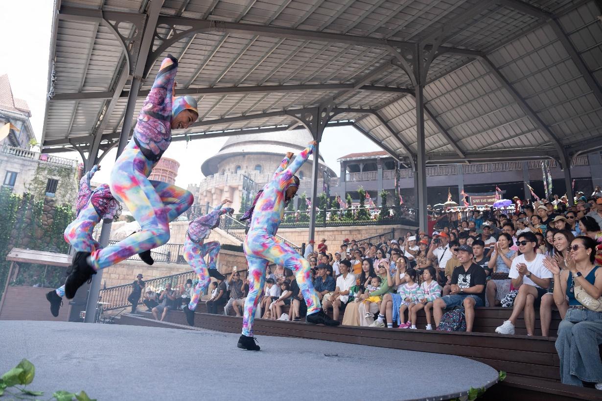 Show diễn luôn “kín chỗ” tại đỉnh Bà Nà hè này - Ảnh 3.