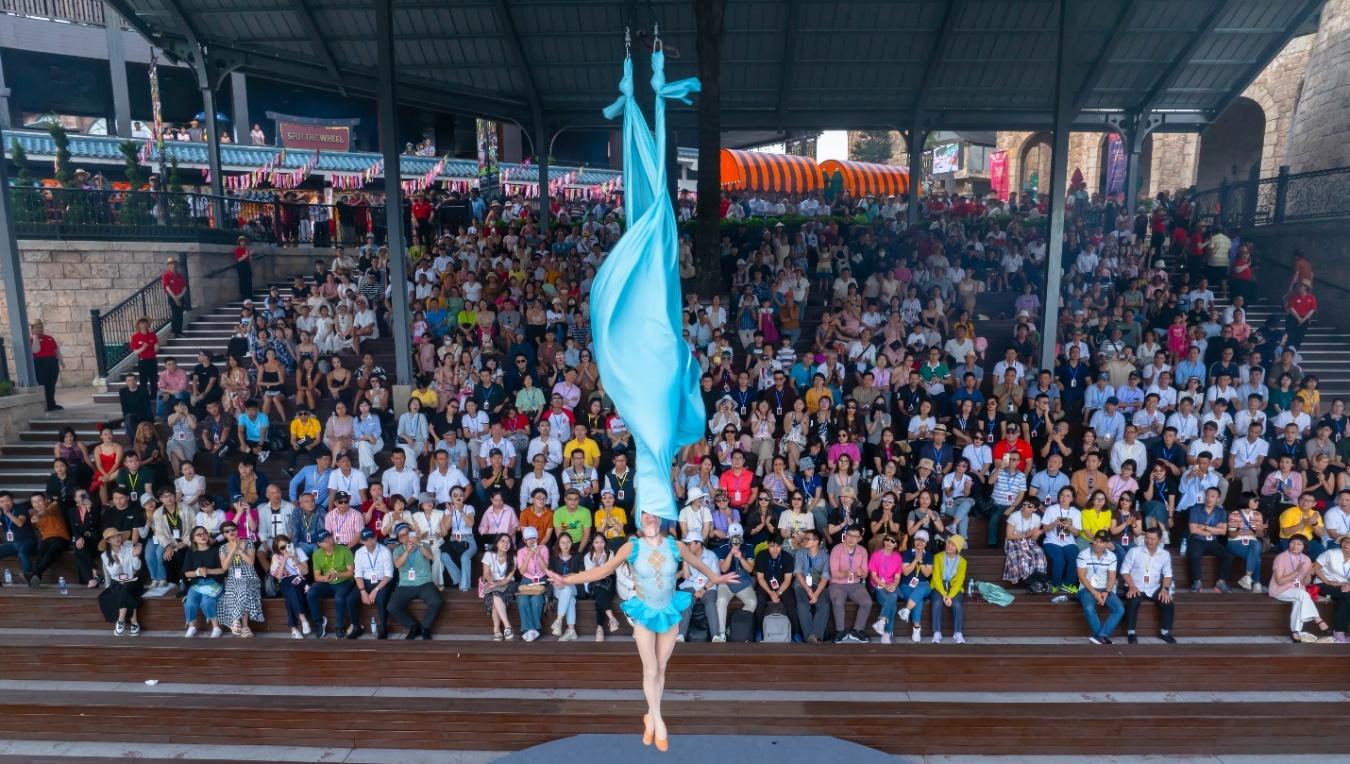 Show diễn luôn “kín chỗ” tại đỉnh Bà Nà hè này - Ảnh 7.