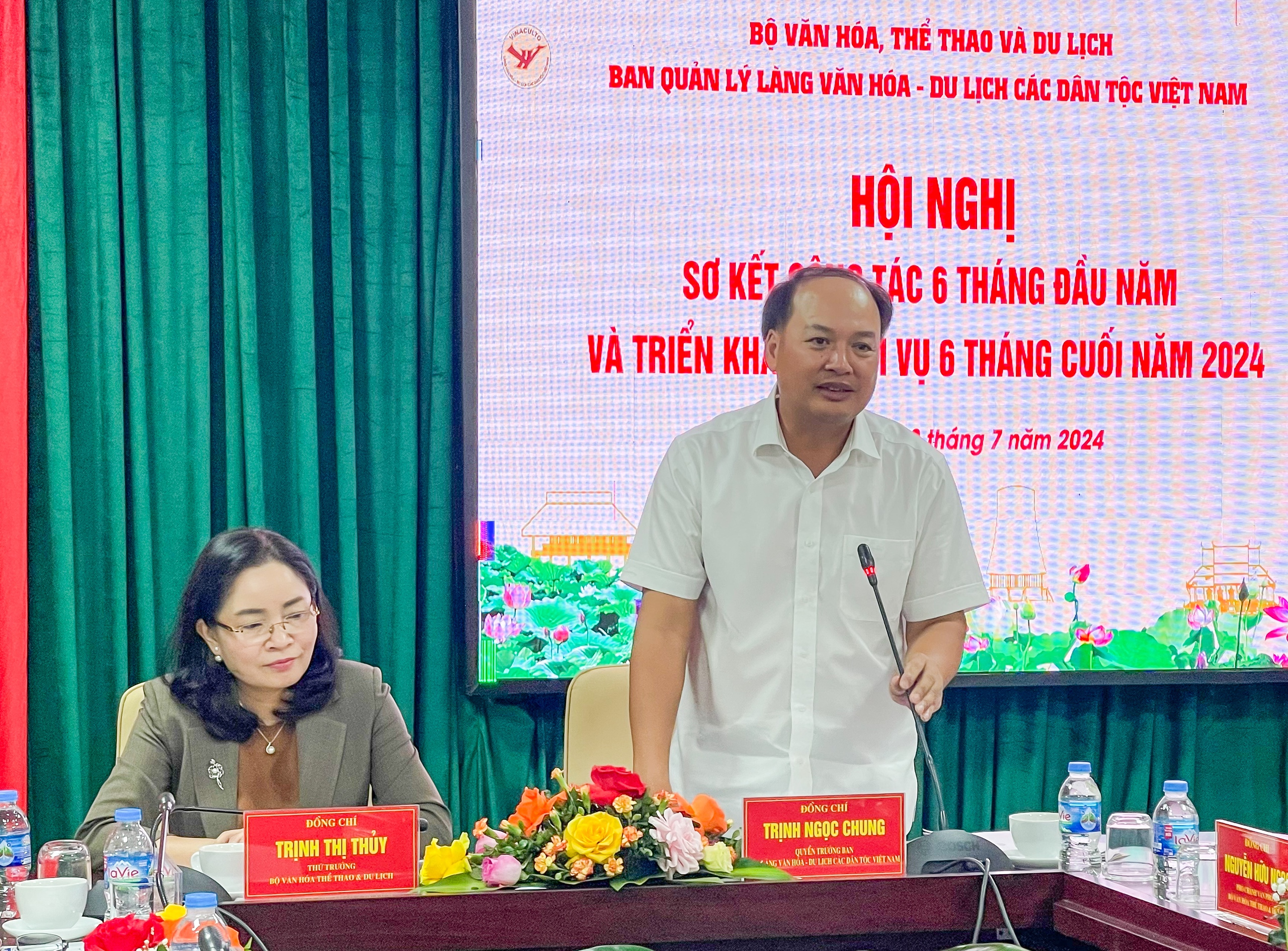 Das Vietnam National Village for Ethnic Culture and Tourism muss seine Ressourcen bündeln, um die zugewiesenen Aufgaben termingerecht und mit hoher Qualität auszuführen – Foto 2. Làng Văn hóa – Du lịch các dân tộc Việt Nam cần tập trung nguồn lực thực hiện tốt các nhiệm vụ được giao theo đúng tiến độ, chất lượng - Ảnh 2.