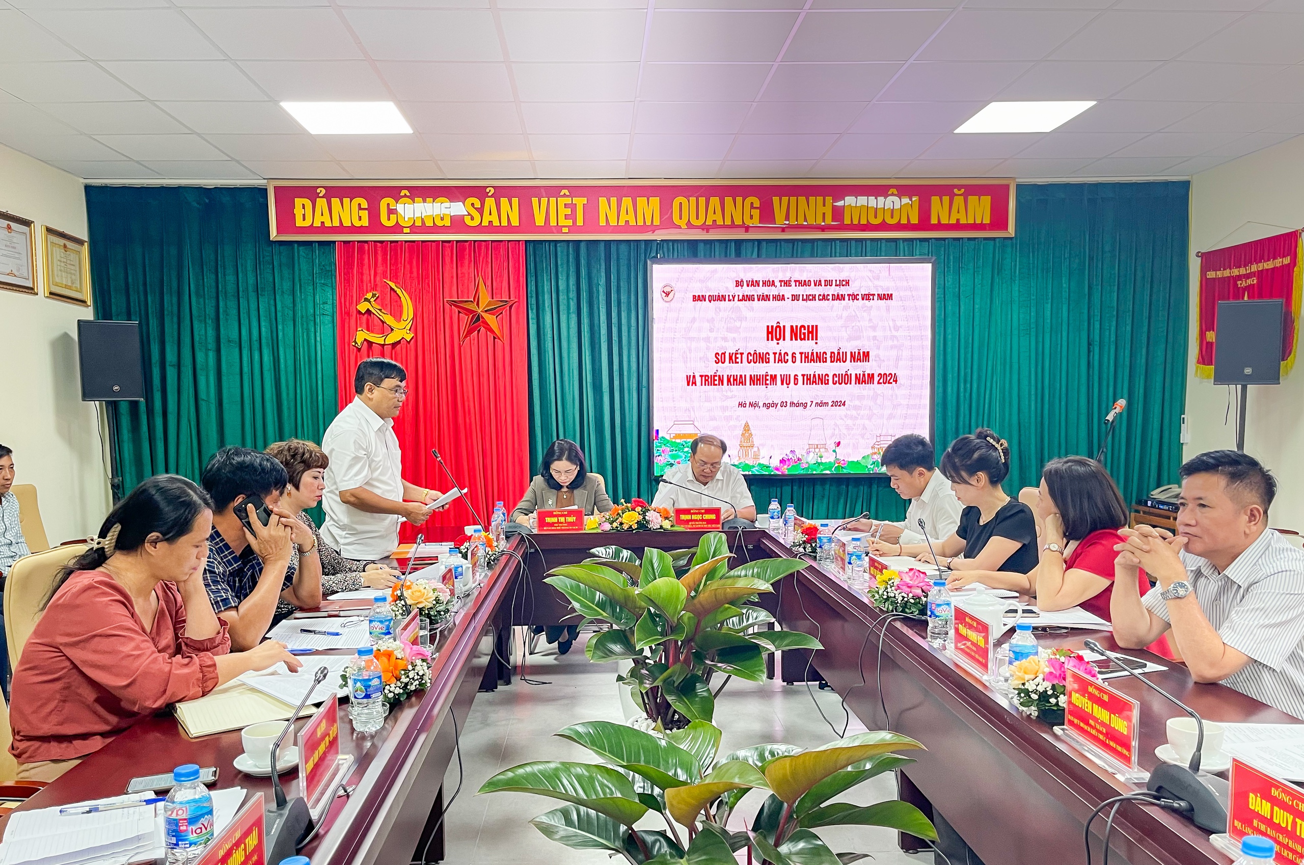 Das Vietnam National Village for Ethnic Culture and Tourism muss seine Ressourcen bündeln, um die ihm zugewiesenen Aufgaben termingerecht und mit hoher Qualität auszuführen – Foto 4. Làng Văn hóa – Du lịch các dân tộc Việt Nam cần tập trung nguồn lực thực hiện tốt các nhiệm vụ được giao theo đúng tiến độ, chất lượng - Ảnh 4.