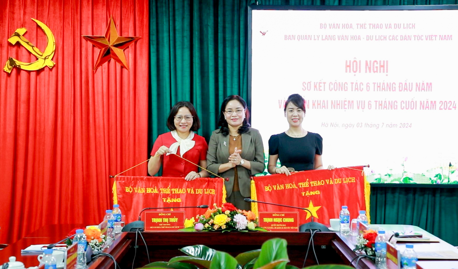 Das Vietnam National Village for Ethnic Culture and Tourism muss proaktiv sein, ständig Innovationen hervorbringen und kreativ sein – Foto 5. Làng Văn hóa – Du lịch các dân tộc Việt Nam cần chủ động, không ngừng đổi mới, sáng tạo - Ảnh 5.