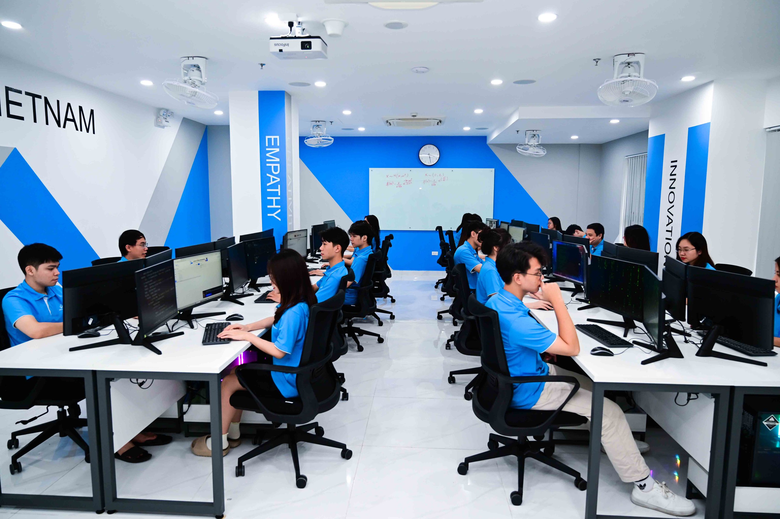 AI専門家がCMC大学の副学長に任命される - 写真2。 Chuyên gia về AI được bổ nhiệm làm Phó Hiệu trưởng Trường Đại học CMC - Ảnh 2.