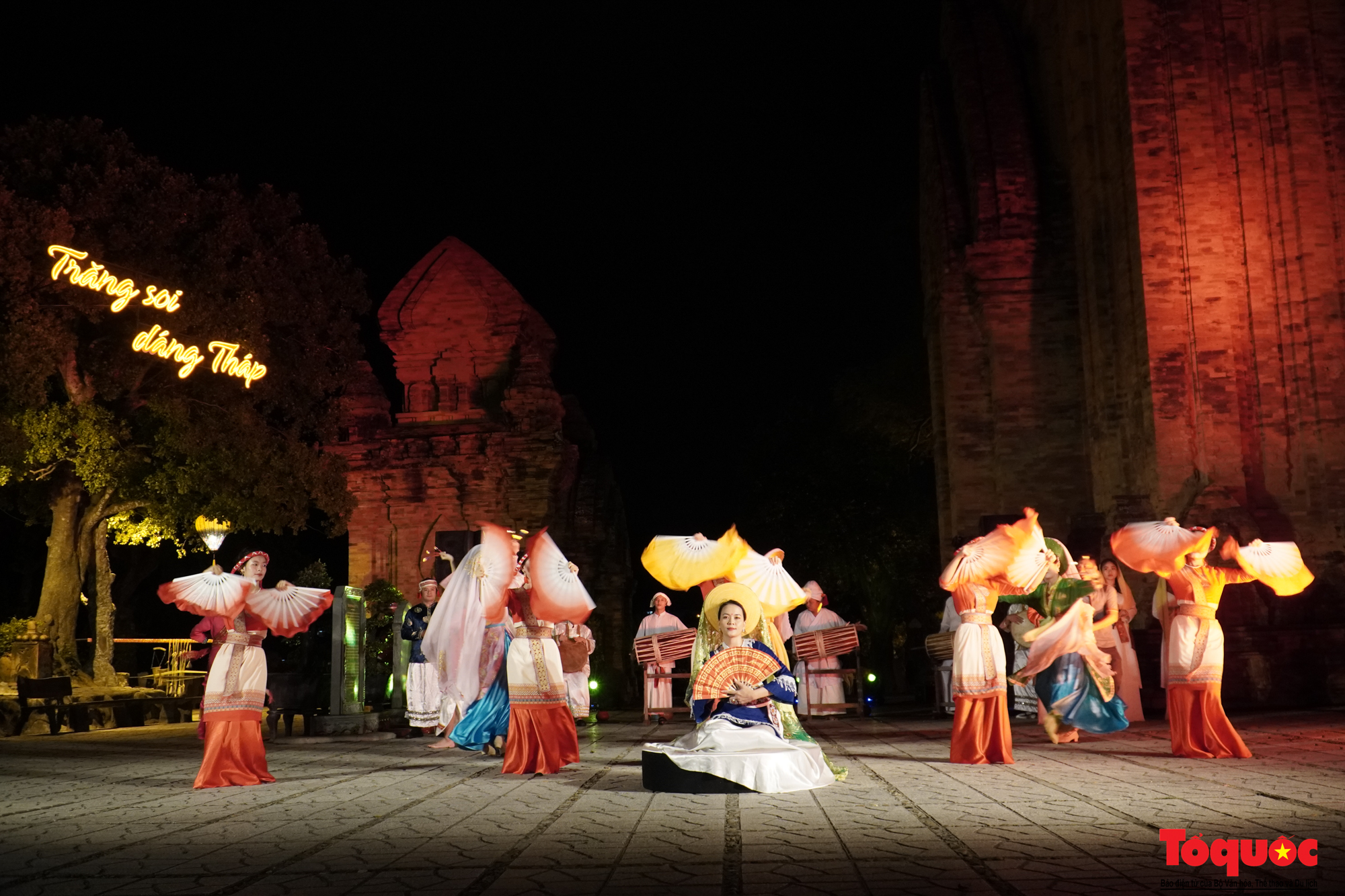 ເປີດຕົວໂຄງການທົວສອງຄືນສູ່ຫໍ Ponagar - ຮູບ 1. Ra mắt hai chương trình tham quan Tháp Bà Ponagar về đêm - Ảnh 1.