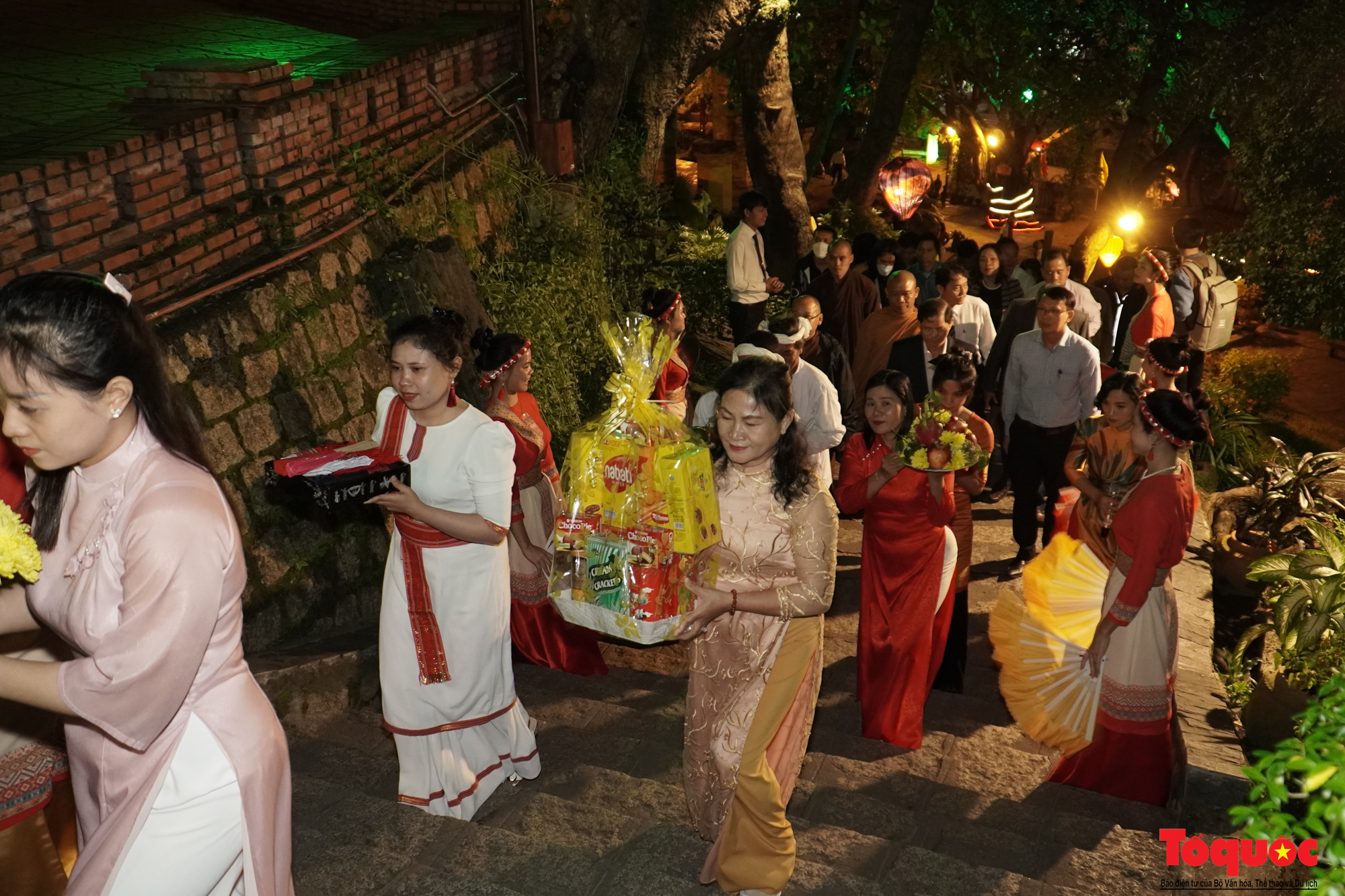 ເປີດຕົວໂຄງການທ່ອງທ່ຽວສອງຄືນໄປ Ponagar Tower - ຮູບພາບ 3. Ra mắt hai chương trình tham quan Tháp Bà Ponagar về đêm - Ảnh 3.