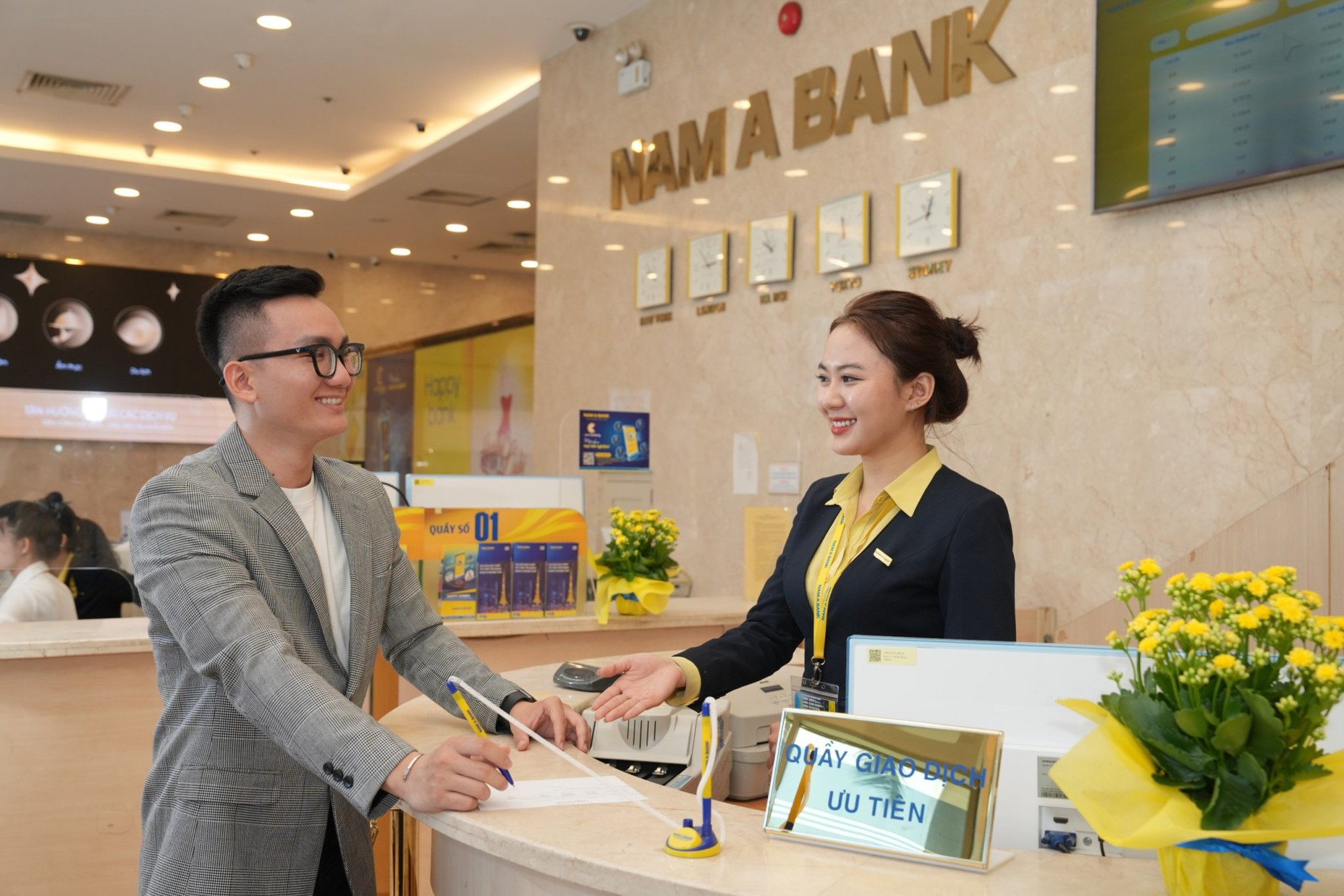 Nam A Bank tung ưu đãi &quot;32 năm đồng hành - Ngân hàng quà tặng tri ân&quot; - Ảnh 2.