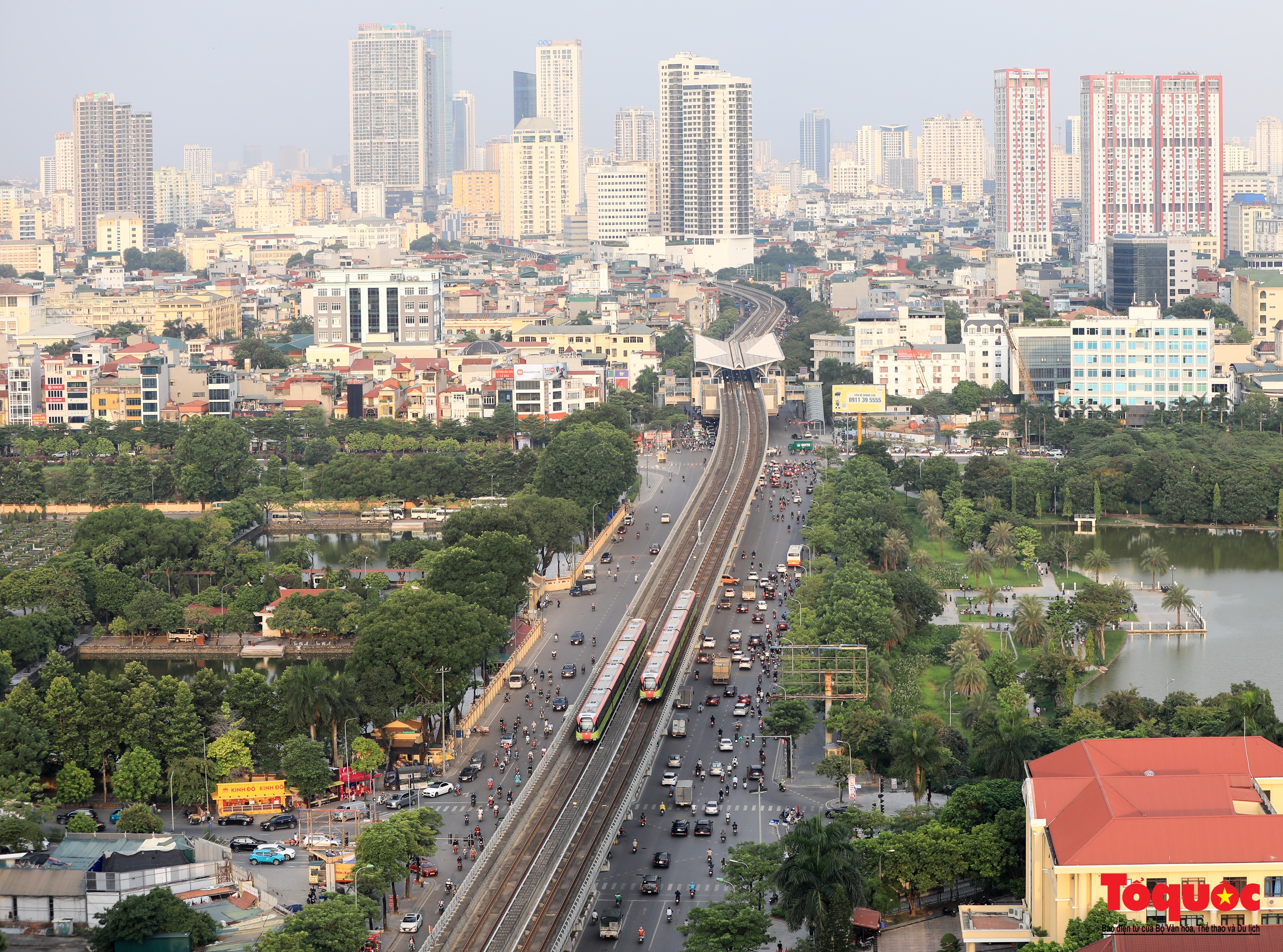 Người dân thủ đô trải nghiệm tàu đường sắt Nhổn - ga Hà Nội ngày cuối tuần - Ảnh 1.