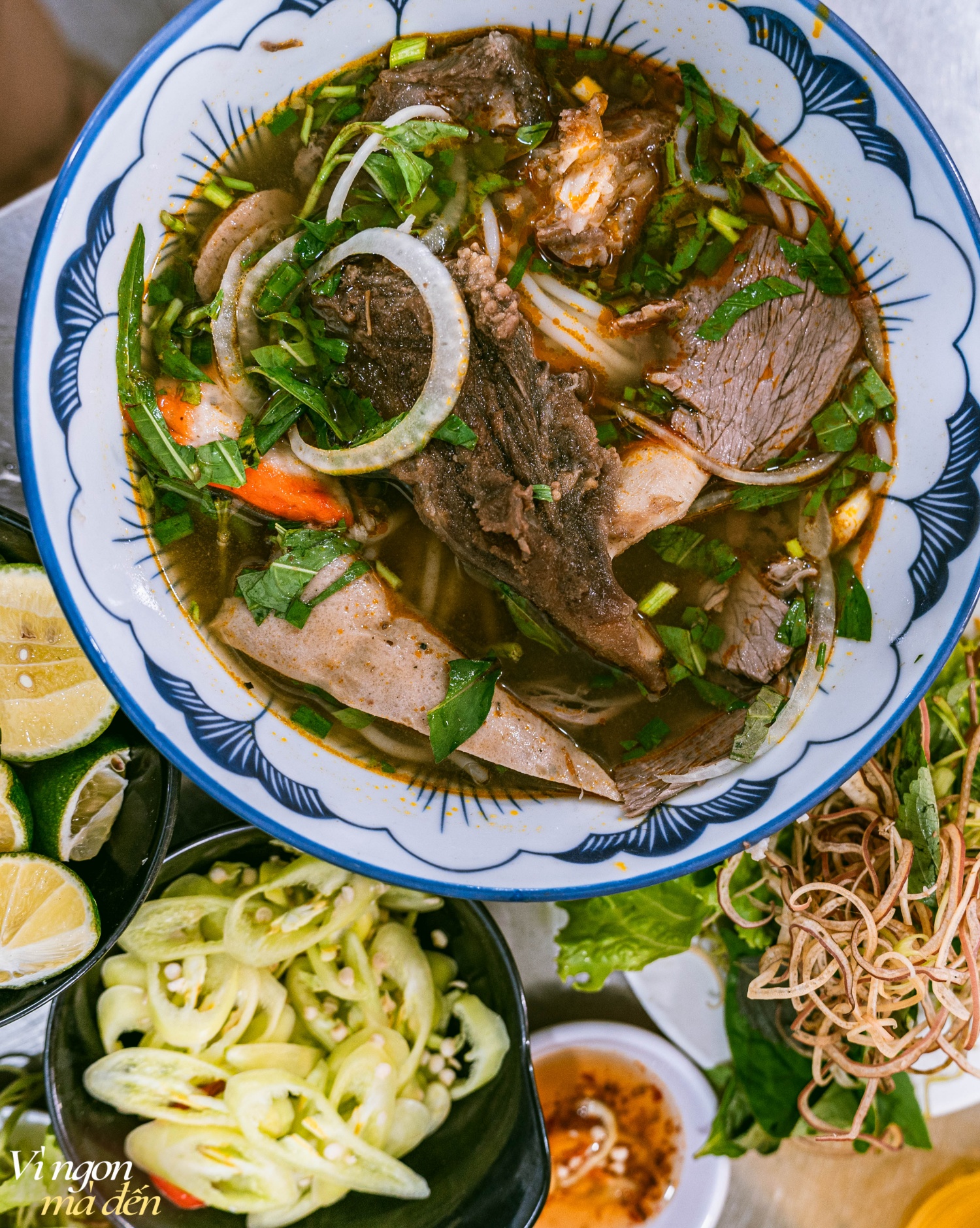 Nhân viên ngân hàng bỏ việc đi bán bún bò, tiệm lúc nào cũng kín bàn, bán vài tiếng là hết veo: 