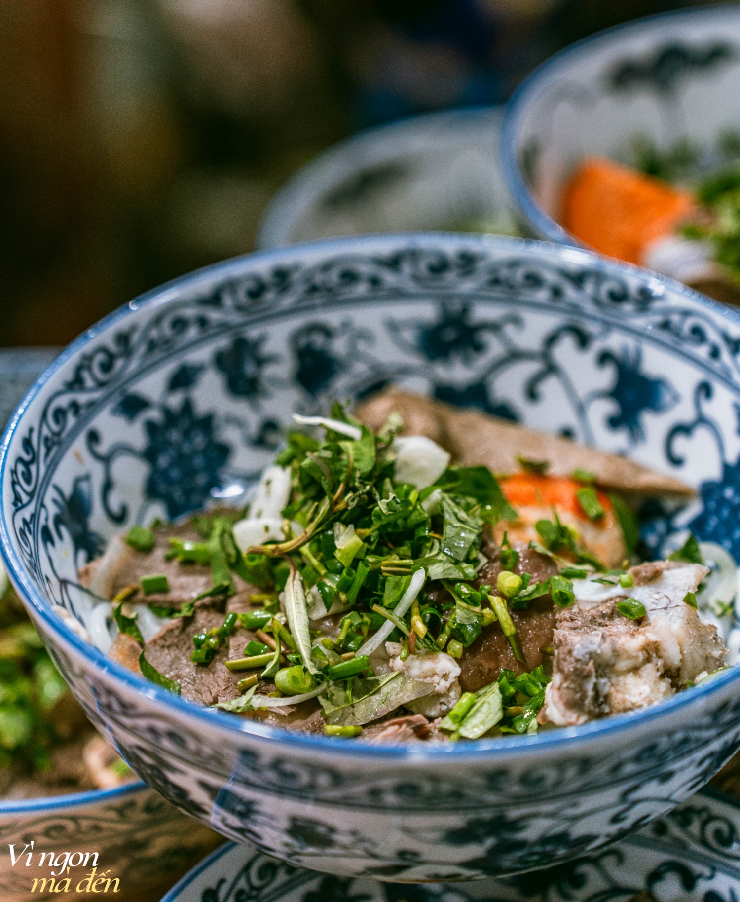 Nhân viên ngân hàng bỏ việc đi bán bún bò, tiệm lúc nào cũng kín bàn, bán vài tiếng là hết veo: 