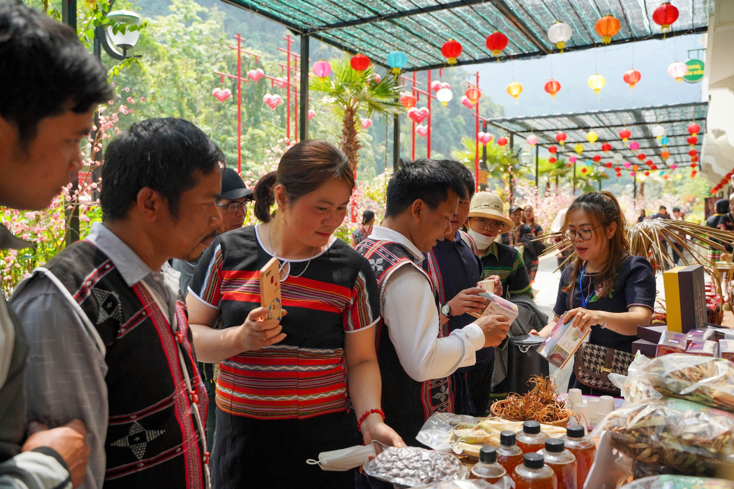 Numerosas actividades culturales y turísticas tienen lugar en el Festival del Chile A Rieu - Foto 9. Nhiều hoạt động văn hóa, du lịch diễn ra tại Lễ hội ớt A Riêu - Ảnh 9.