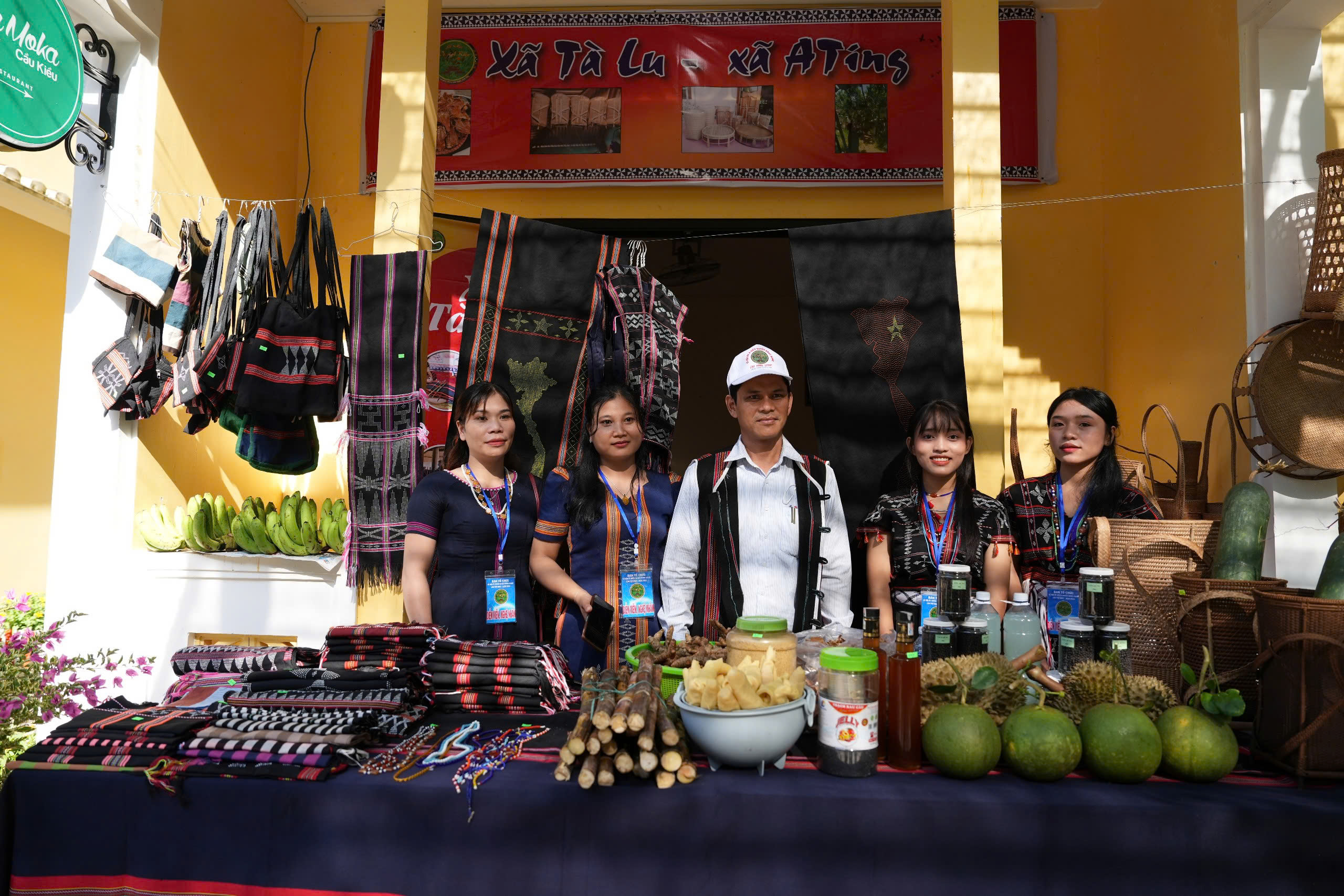 Numerosas actividades culturales y turísticas tienen lugar en el Festival del Chile de A Rieu - Foto 8. Nhiều hoạt động văn hóa, du lịch diễn ra tại Lễ hội ớt A Riêu - Ảnh 8.