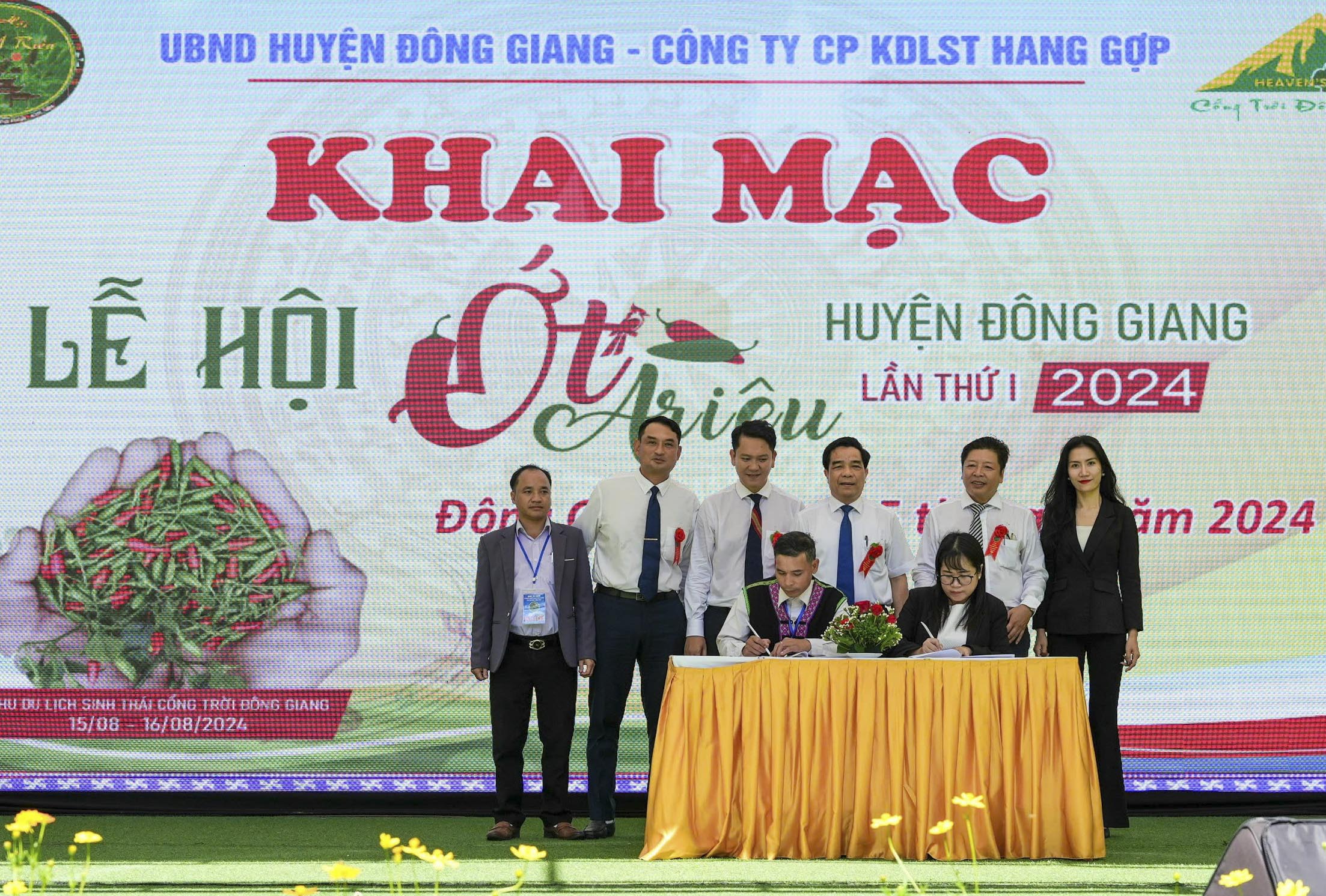 En el Festival del Chile de A Rieu se desarrollan numerosas actividades culturales y turísticas - Foto 2. Nhiều hoạt động văn hóa, du lịch diễn ra tại Lễ hội ớt A Riêu - Ảnh 2.