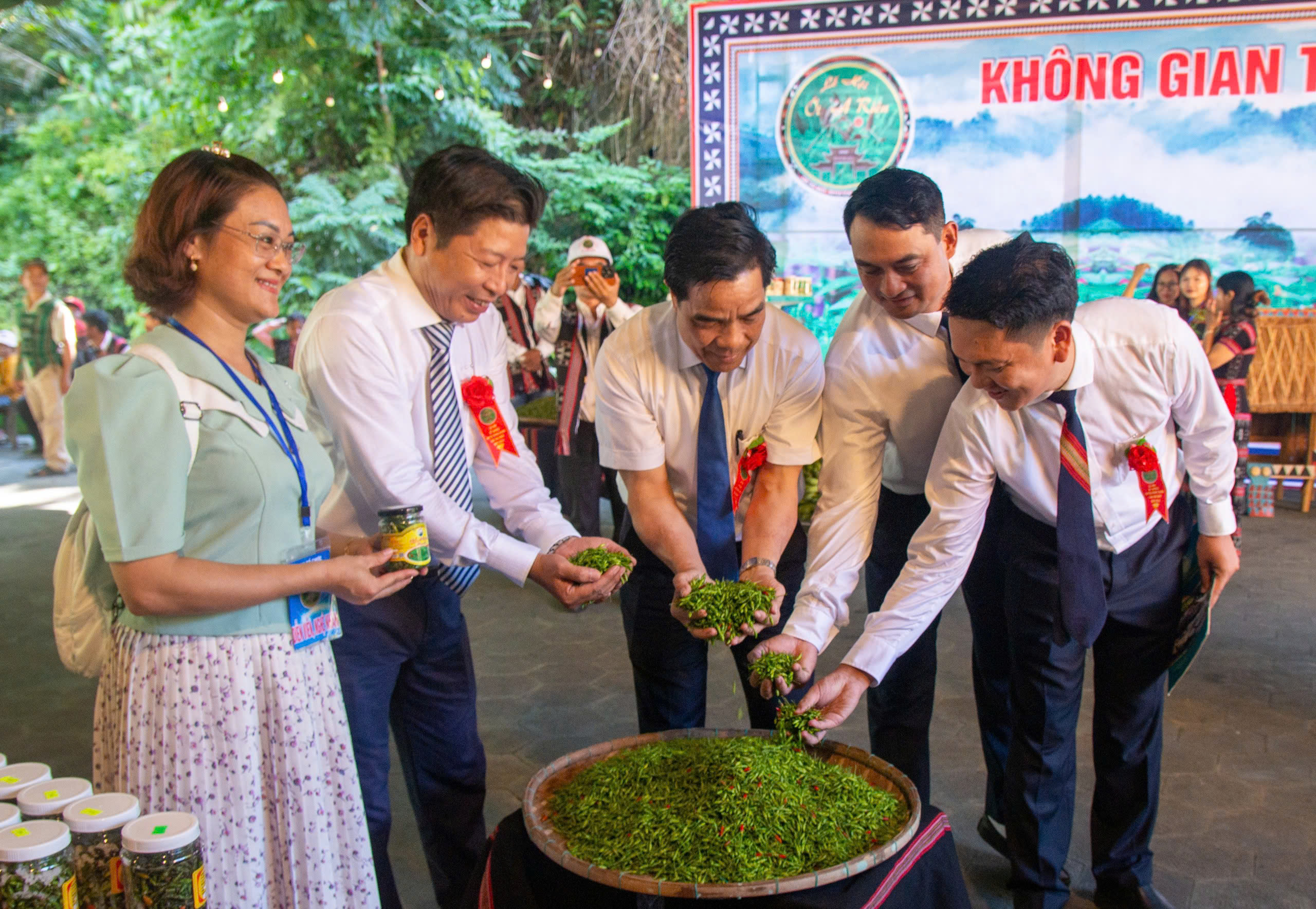 Numerosas actividades culturales y turísticas tienen lugar en el Festival del Chile A Rieu - Foto 5. Nhiều hoạt động văn hóa, du lịch diễn ra tại Lễ hội ớt A Riêu - Ảnh 5.