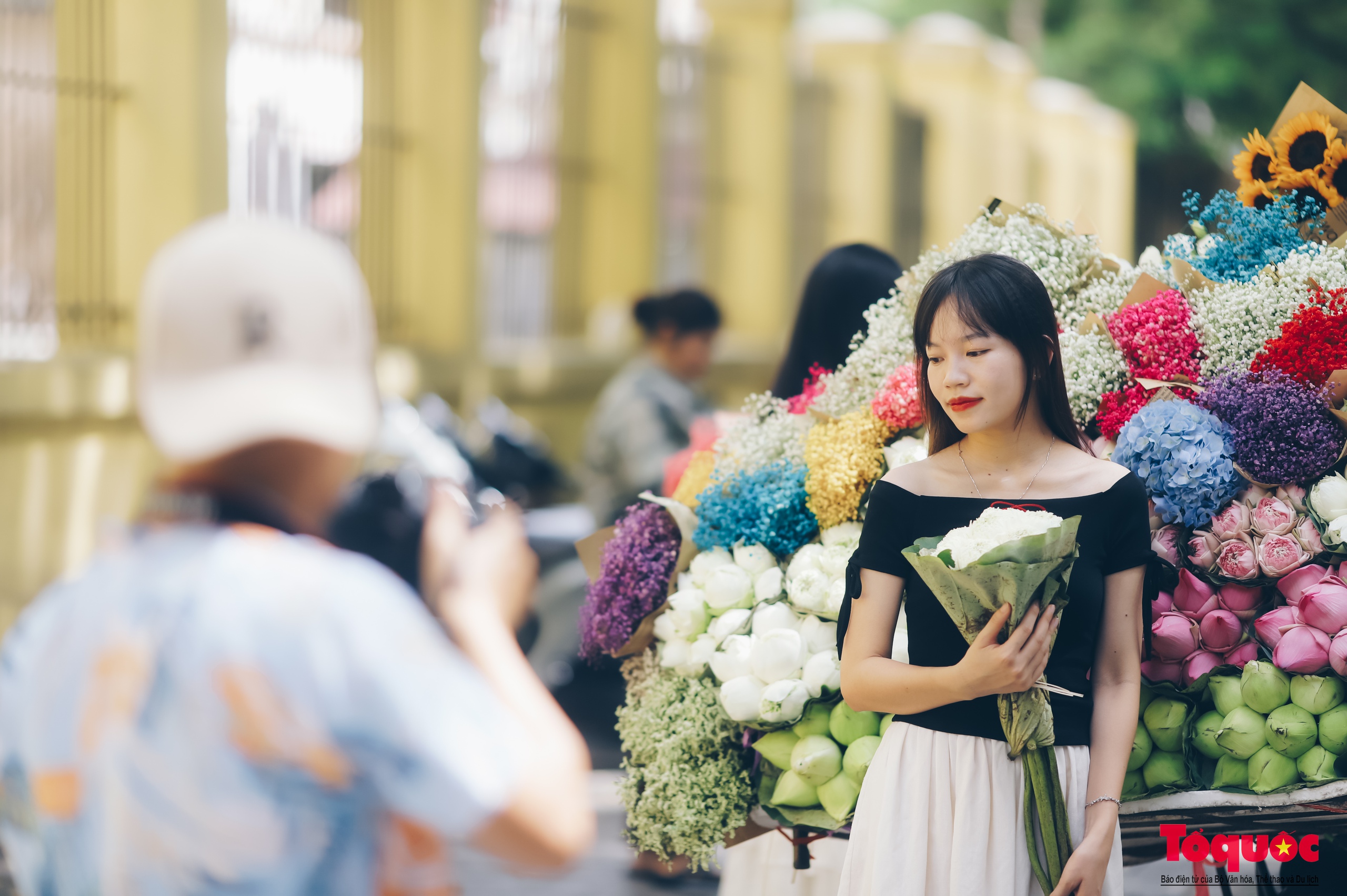 Hà Nội: Chấp nắng nóng các '&quot;nàng thơ&quot; nô nức chen chân check- in phố mùa thu Phan Đình Phùng - Ảnh 5.