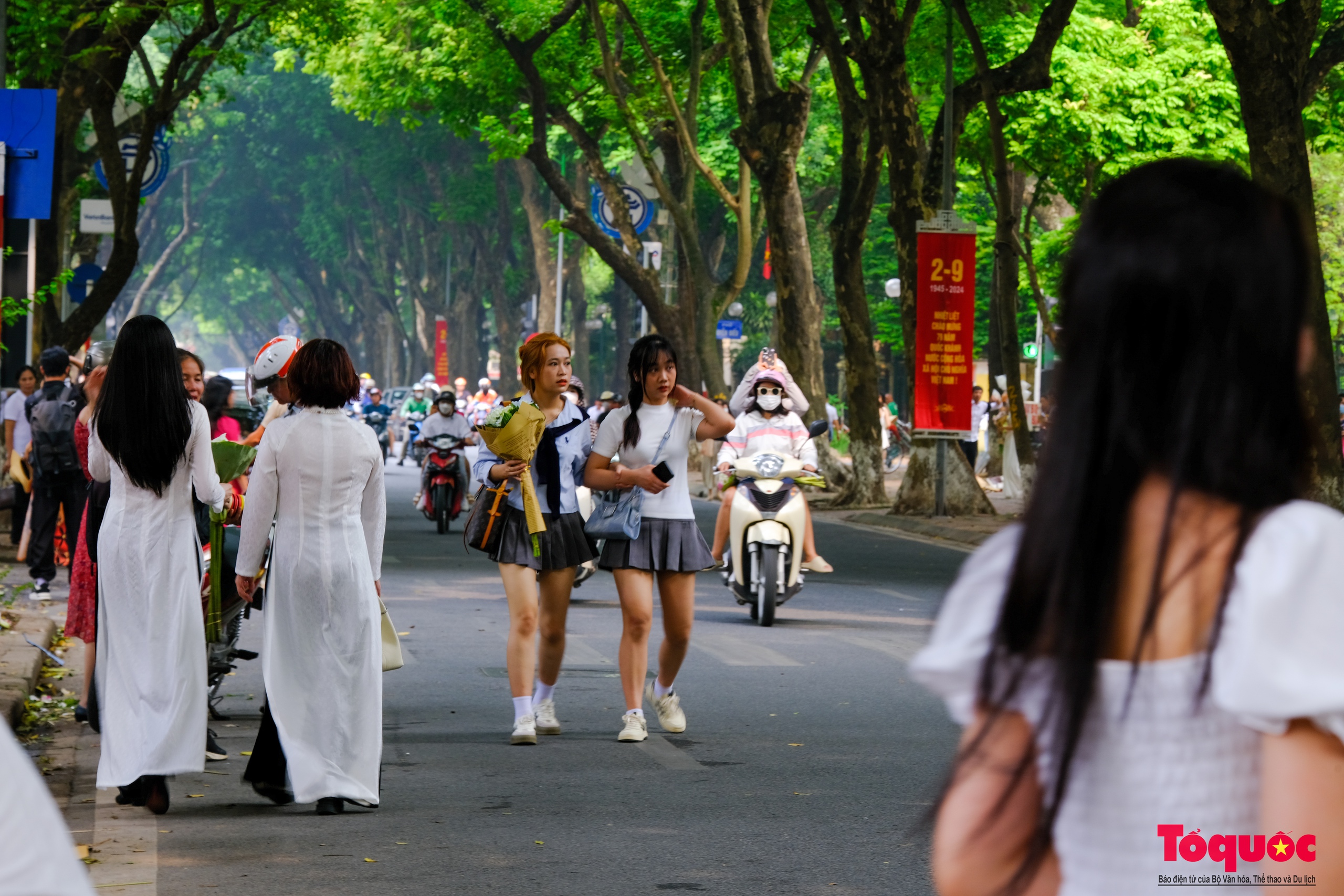 Hà Nội: Chấp nắng nóng các '&quot;nàng thơ&quot; nô nức chen chân check- in phố mùa thu Phan Đình Phùng - Ảnh 12.