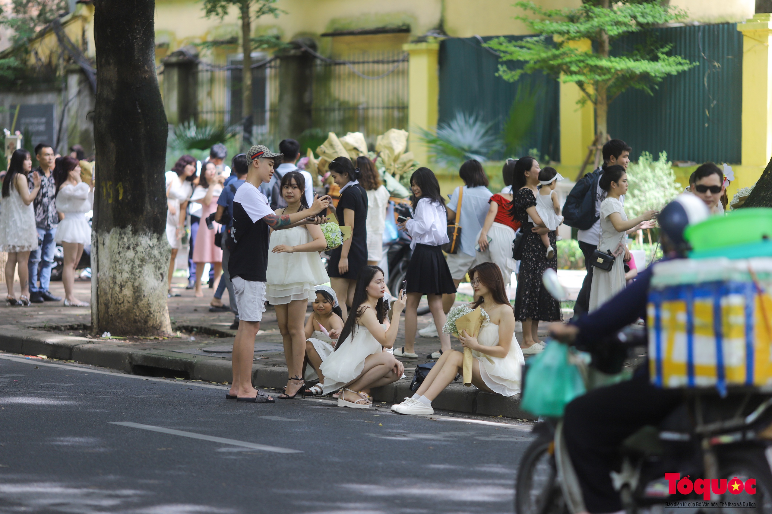 Hà Nội: Chấp nắng nóng các '&quot;nàng thơ&quot; nô nức chen chân check- in phố mùa thu Phan Đình Phùng - Ảnh 11.