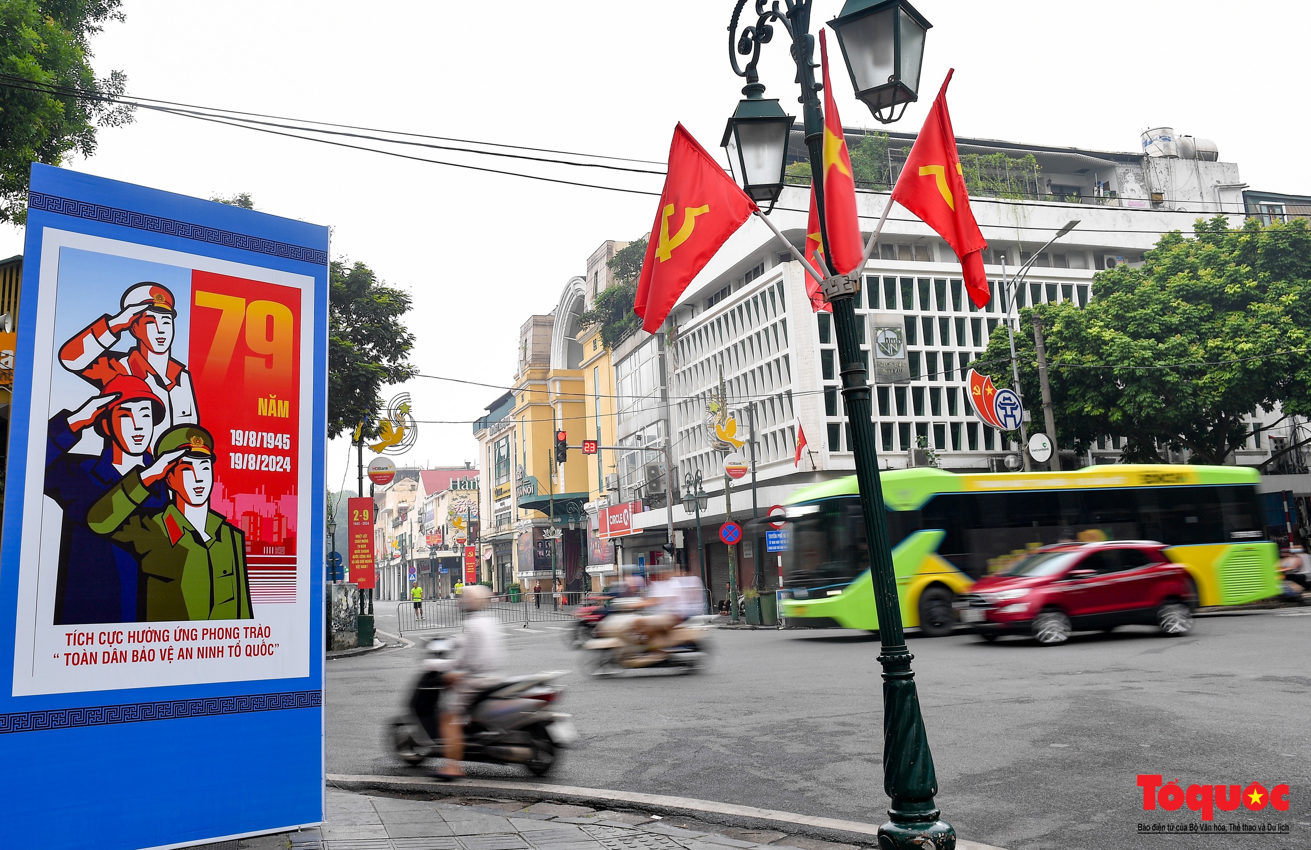 Hà Nội: Đường phố trang hoàng rực cờ hoa chào mừng Cách mạng Tháng Tám và Quốc khánh 2/9 - Ảnh 5.