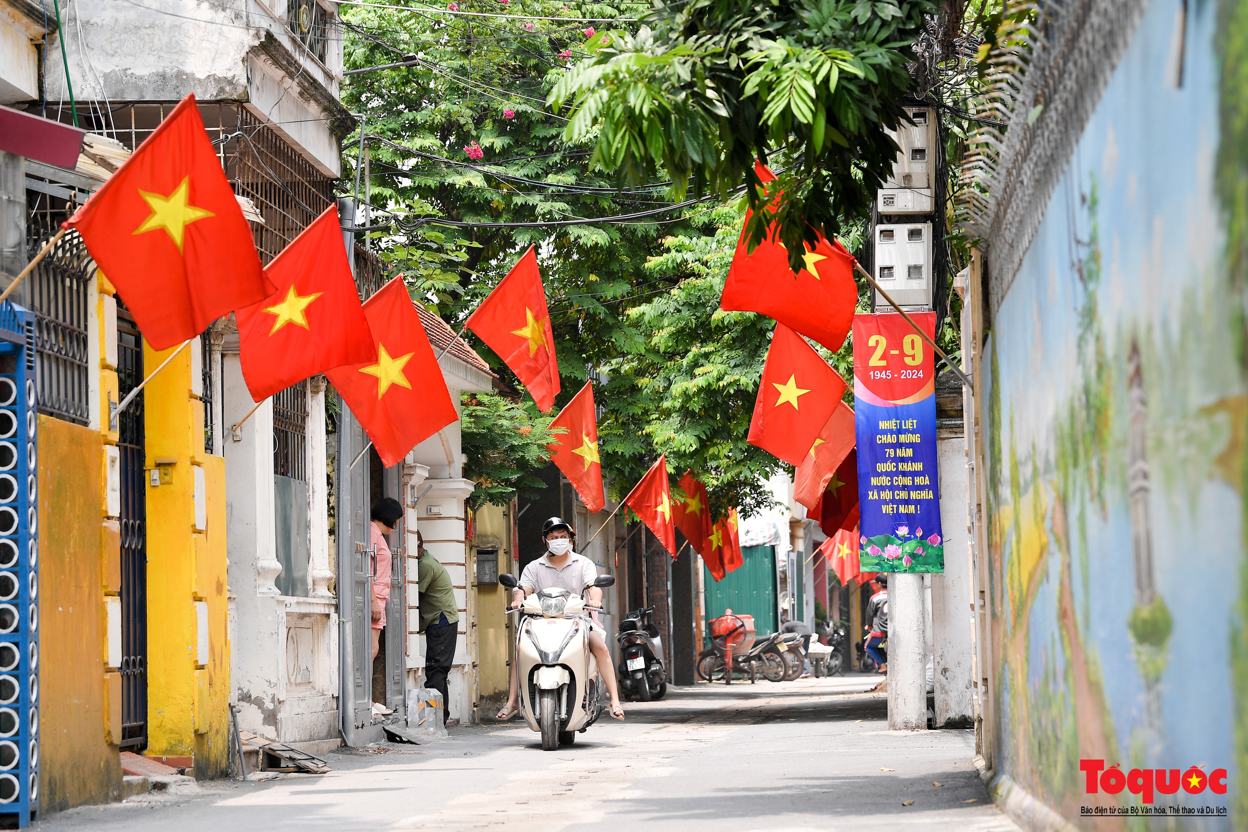 Hà Nội: Đường phố trang hoàng rực cờ hoa chào mừng Cách mạng Tháng Tám và Quốc khánh 2/9 - Ảnh 16.