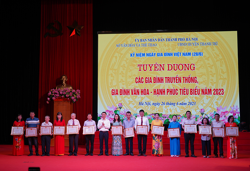 Tổ chức lễ tuyên dương Gia đình văn hóa Thủ đô tiêu biểu - Ảnh 1. Tổ chức lễ tuyên dương Gia đình văn hóa Thủ đô tiêu biểu - Ảnh 1.