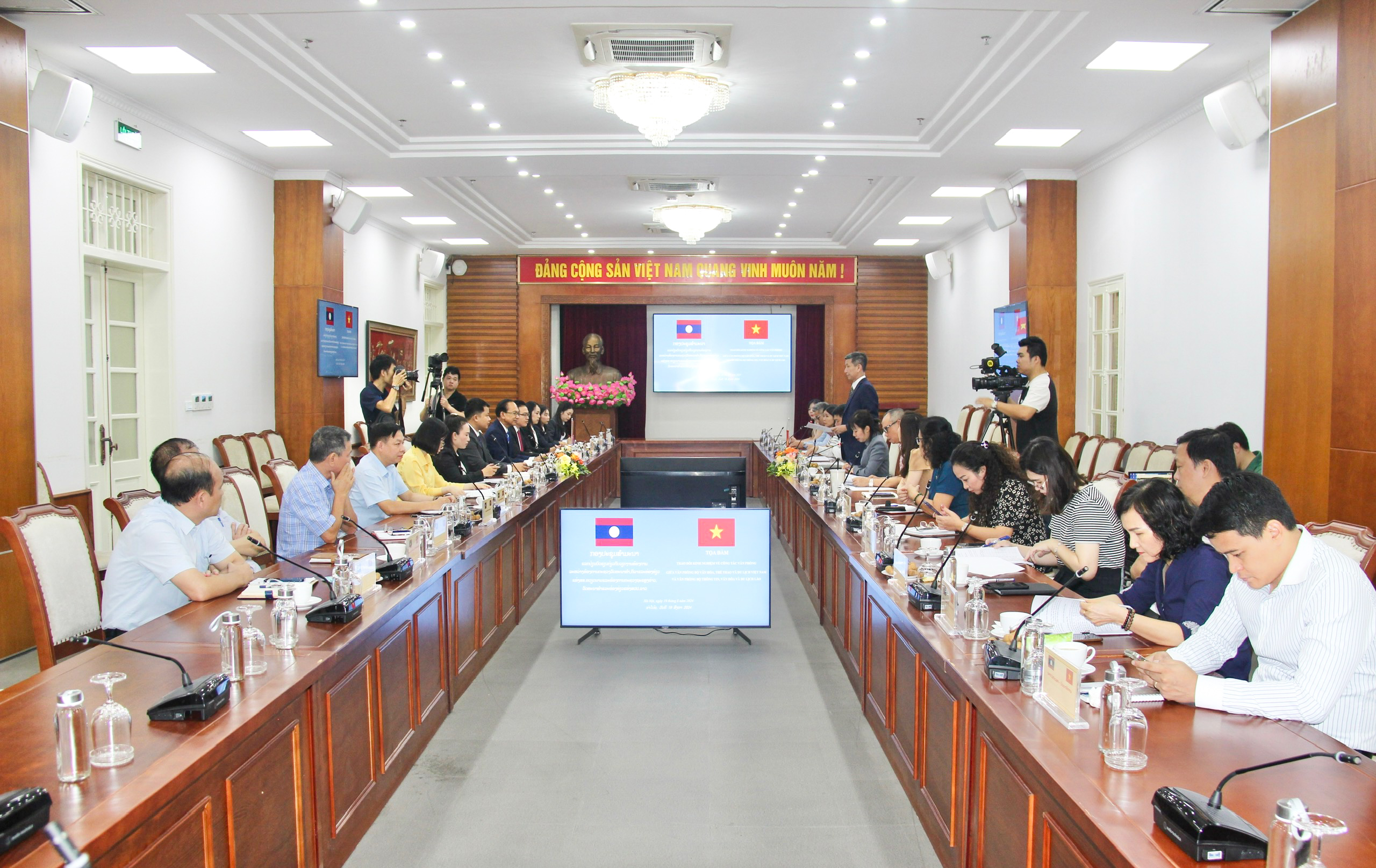 संस्कृति और पर्यटन के क्षेत्र में वियतनाम और लाओस के बीच कार्यालय कार्य में सहयोग को बढ़ावा देना - फोटो 7. Thúc đẩy hợp tác về công tác văn phòng giữa Việt Nam và Lào trên lĩnh vực văn hóa, du lịch - Ảnh 7.