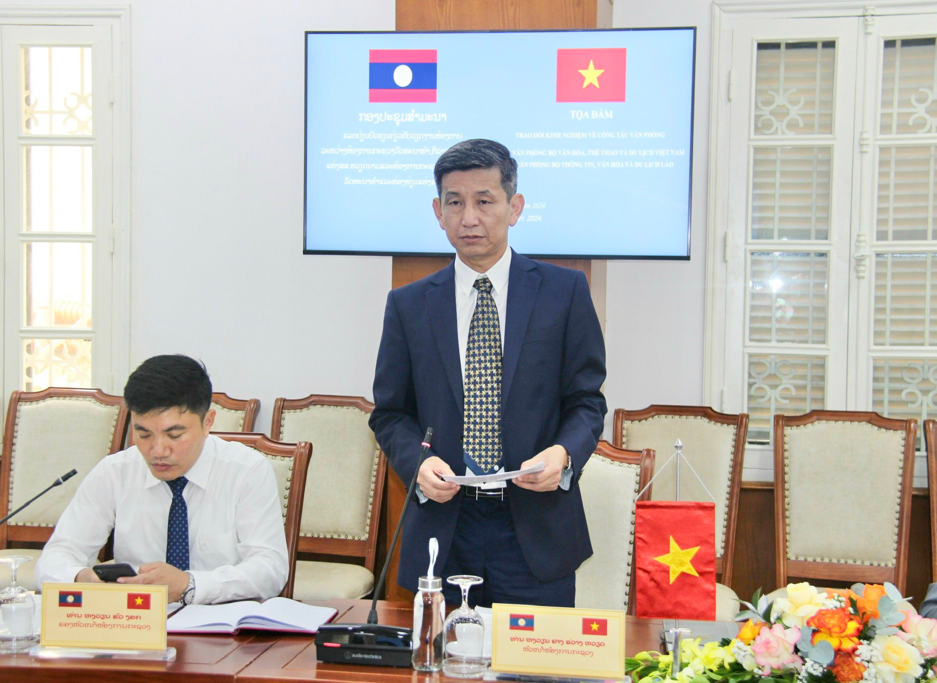 संस्कृति और पर्यटन के क्षेत्र में वियतनाम और लाओस के बीच कार्यालय कार्य में सहयोग को बढ़ावा देना - फोटो 4. Thúc đẩy hợp tác về công tác văn phòng giữa Việt Nam và Lào trên lĩnh vực văn hóa, du lịch - Ảnh 4.