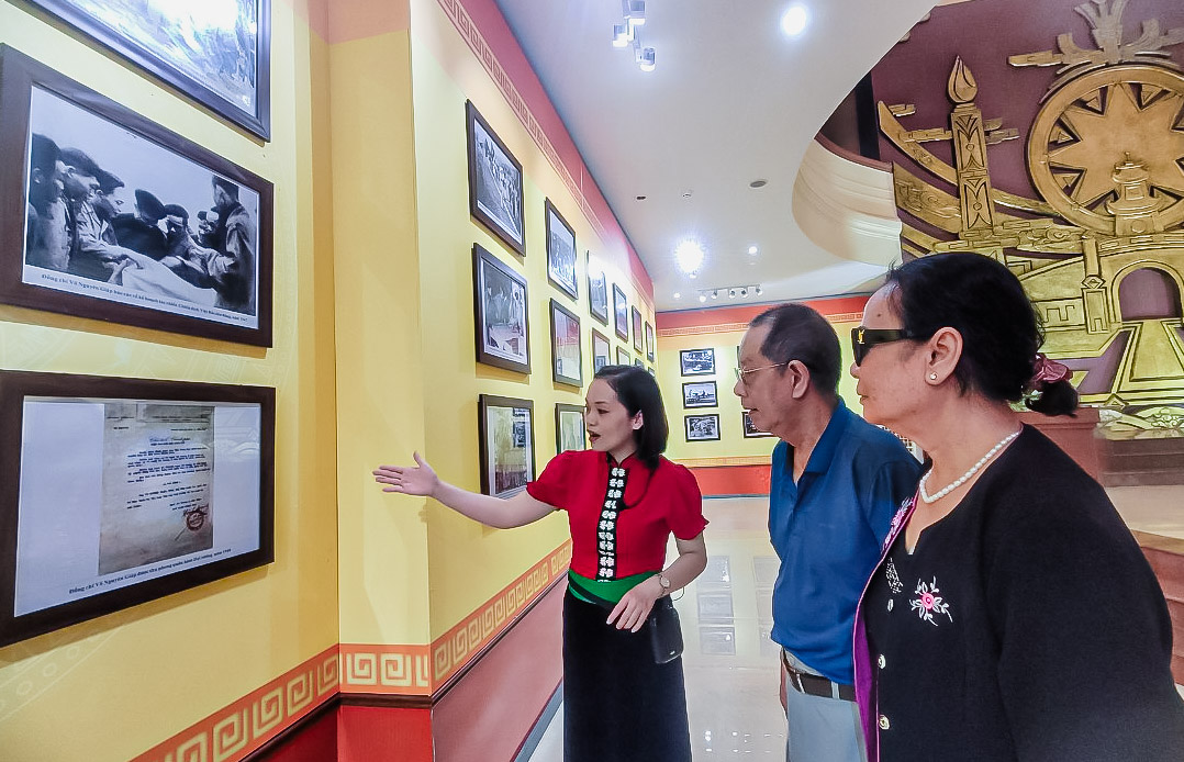 معرض مكون من 103 صور  Triển lãm 103 tác phẩm ảnh