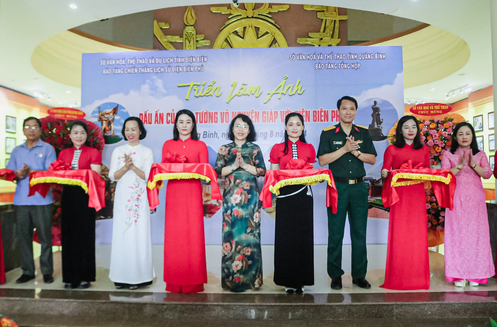 معرض مكون من 103 صور  Triển lãm 103 tác phẩm ảnh