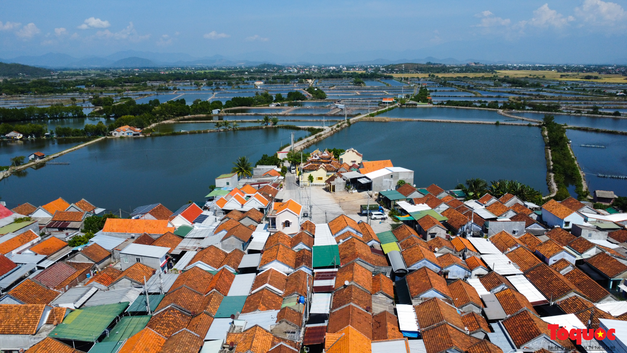 Khám phá &quot;ngôi làng ốc đảo&quot; đẹp như tranh vẽ - Ảnh 3.