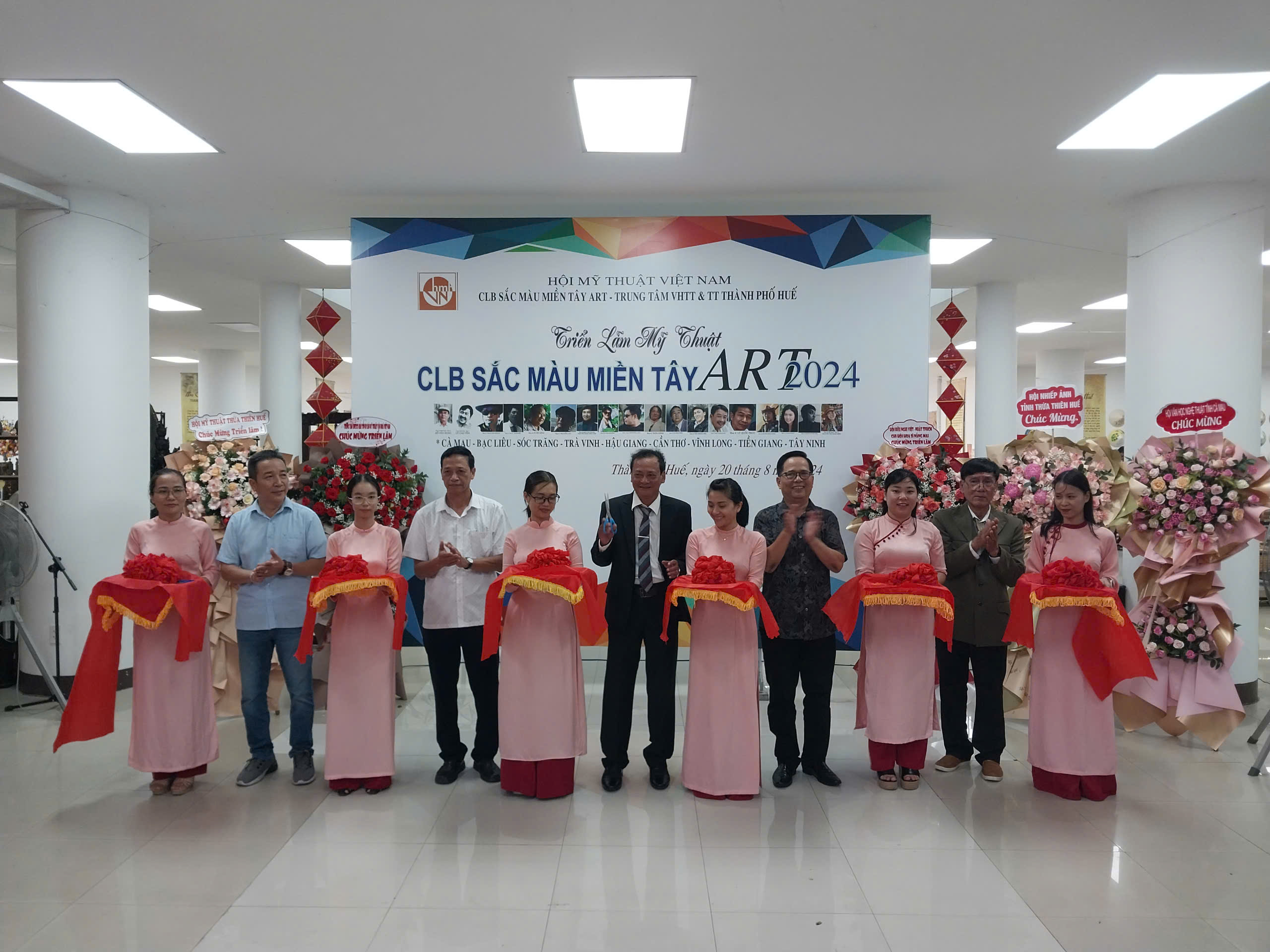 Продвижение красок Запада в городе Хюэ - Фото 1. Quảng bá sắc màu miền Tây tại TP Huế - Ảnh 1.