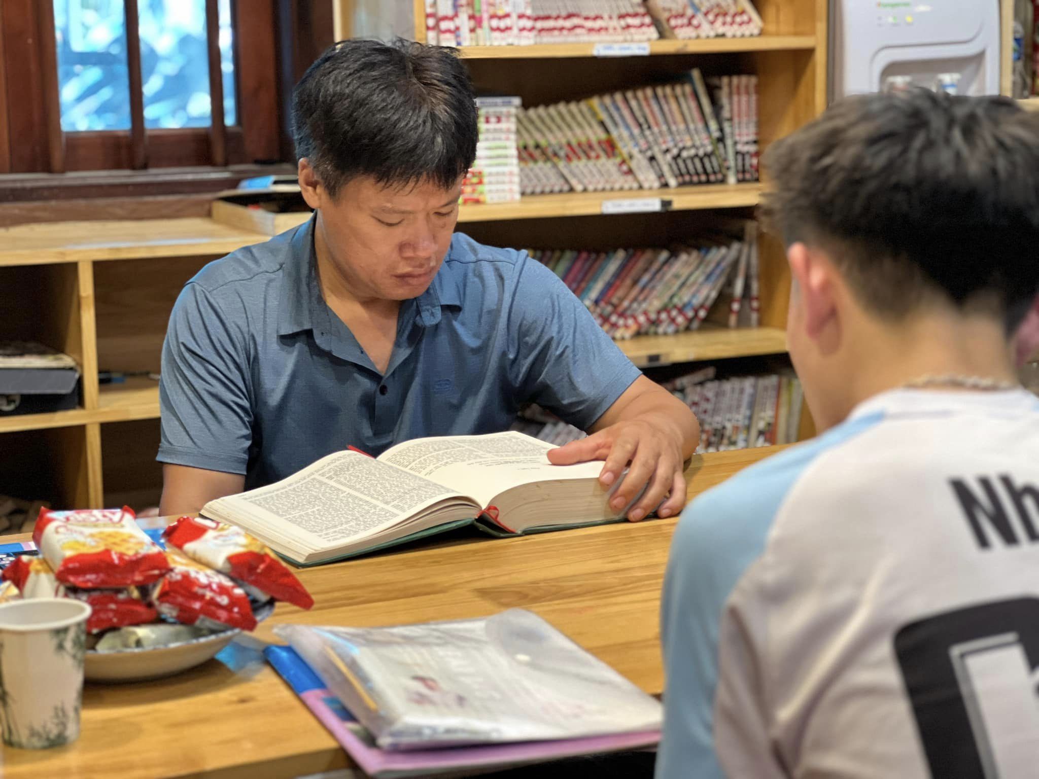 Rozvíjení čtenářské kultury a propojování generací v rodině - Foto 1. Phát triển văn hóa đọc và gắn kết các thế hệ trong gia đình - Ảnh 1.