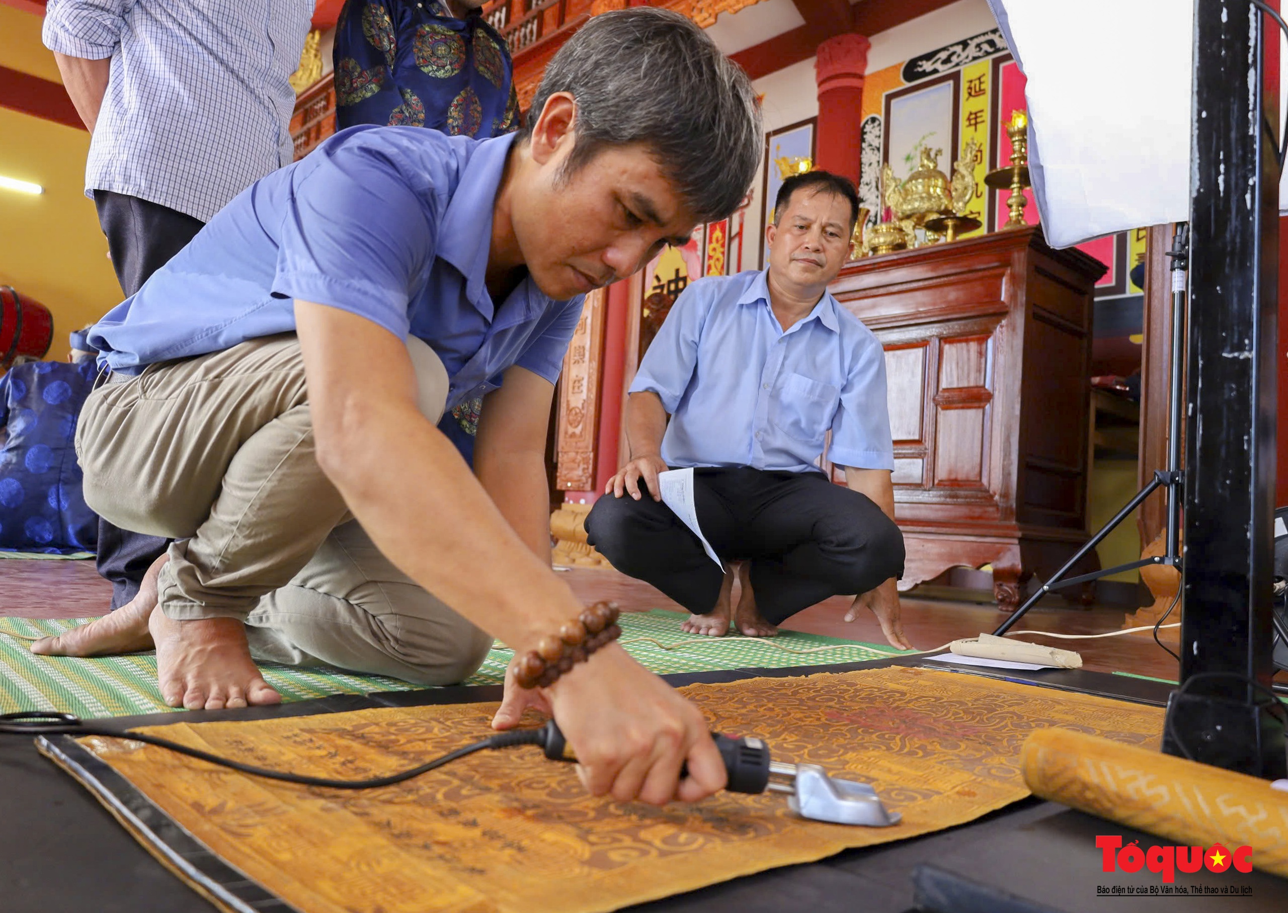 Casi 500.000 páginas de documentos Han Nom en Thua Thien Hue se conservan mediante tecnología digital - Foto 1. Gần 500.000 trang tư liệu Hán Nôm tại Thừa Thiên Huế được bảo tồn bằng công nghệ số - Ảnh 1.